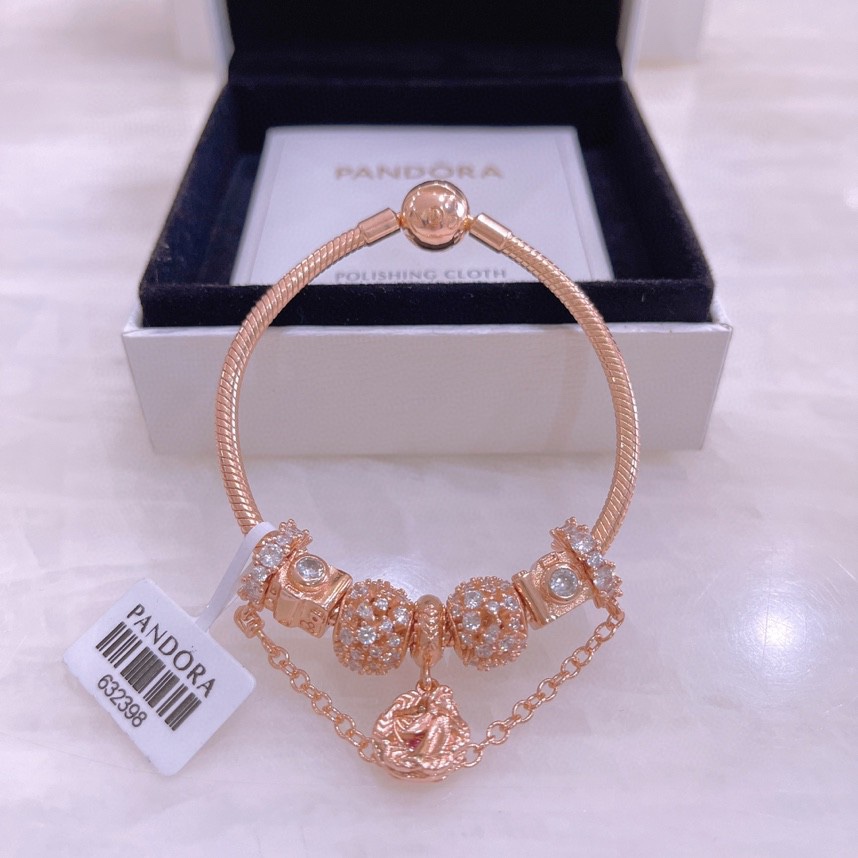 圣诞节礼物   175潘多拉手链手镯 Pandora 手链抖音网红 直播带货，每一颗配件都有其含义，证明出潘多拉手PANDORA💋【潘多拉 】💘
925纯银手链，17厘米-21厘米
🎊配送专柜包装盒
一件代发！🌹🌹🌹