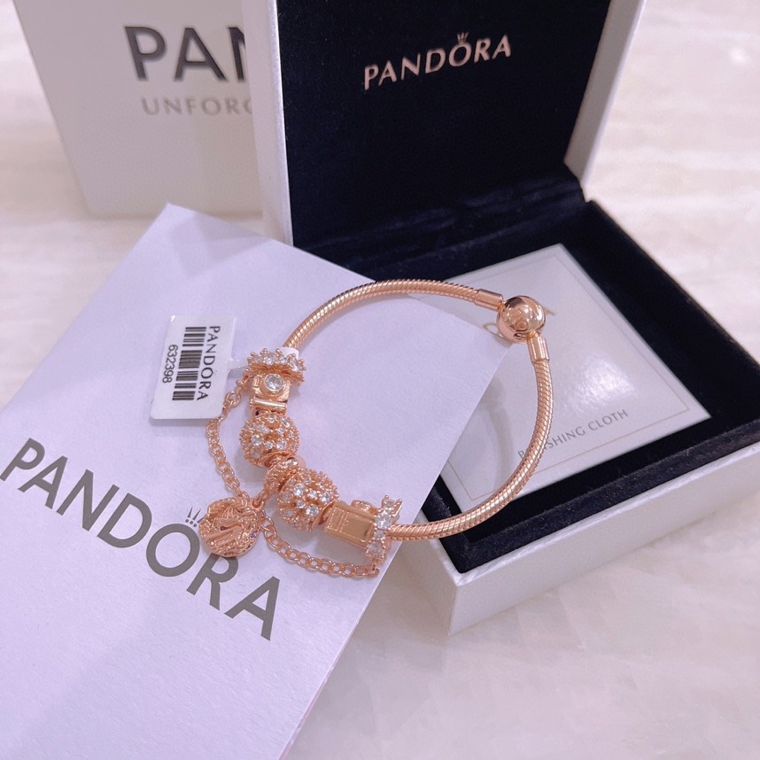 圣诞节礼物   175潘多拉手链手镯 Pandora 手链抖音网红 直播带货，每一颗配件都有其含义，证明出潘多拉手PANDORA💋【潘多拉 】💘
925纯银手链，17厘米-21厘米
🎊配送专柜包装盒
一件代发！🌹🌹🌹