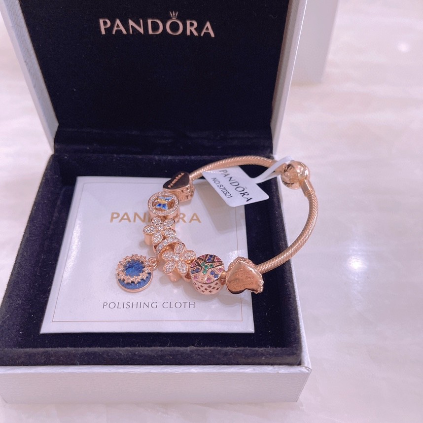 圣诞节礼物   175潘多拉手链手镯 Pandora 手链抖音网红 直播带货，每一颗配件都有其含义，证明出潘多拉手PANDORA💋【潘多拉 】💘
925纯银手链，17厘米-21厘米
🎊配送专柜包装盒
一件代发！🌹🌹🌹