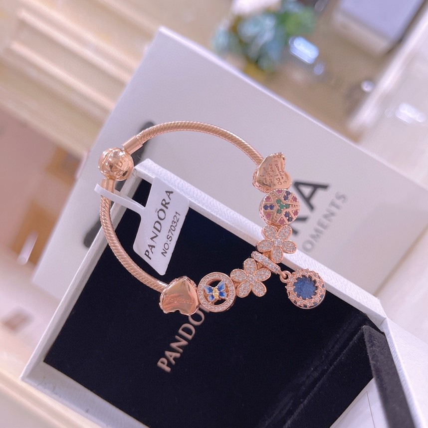 圣诞节礼物   175潘多拉手链手镯 Pandora 手链抖音网红 直播带货，每一颗配件都有其含义，证明出潘多拉手PANDORA💋【潘多拉 】💘
925纯银手链，17厘米-21厘米
🎊配送专柜包装盒
一件代发！🌹🌹🌹