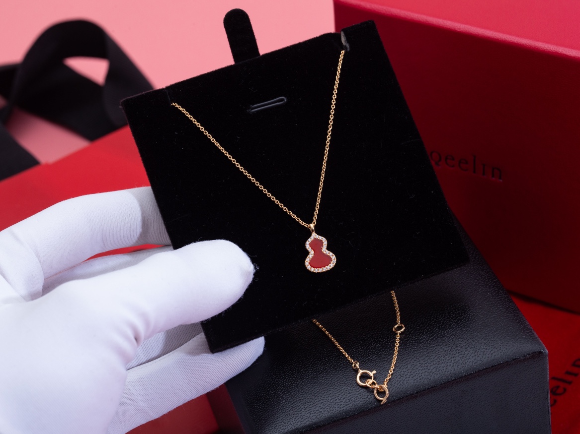 Qeelin Mini Wulu Carnelian Necklace in Rose Gold - Comprehensive