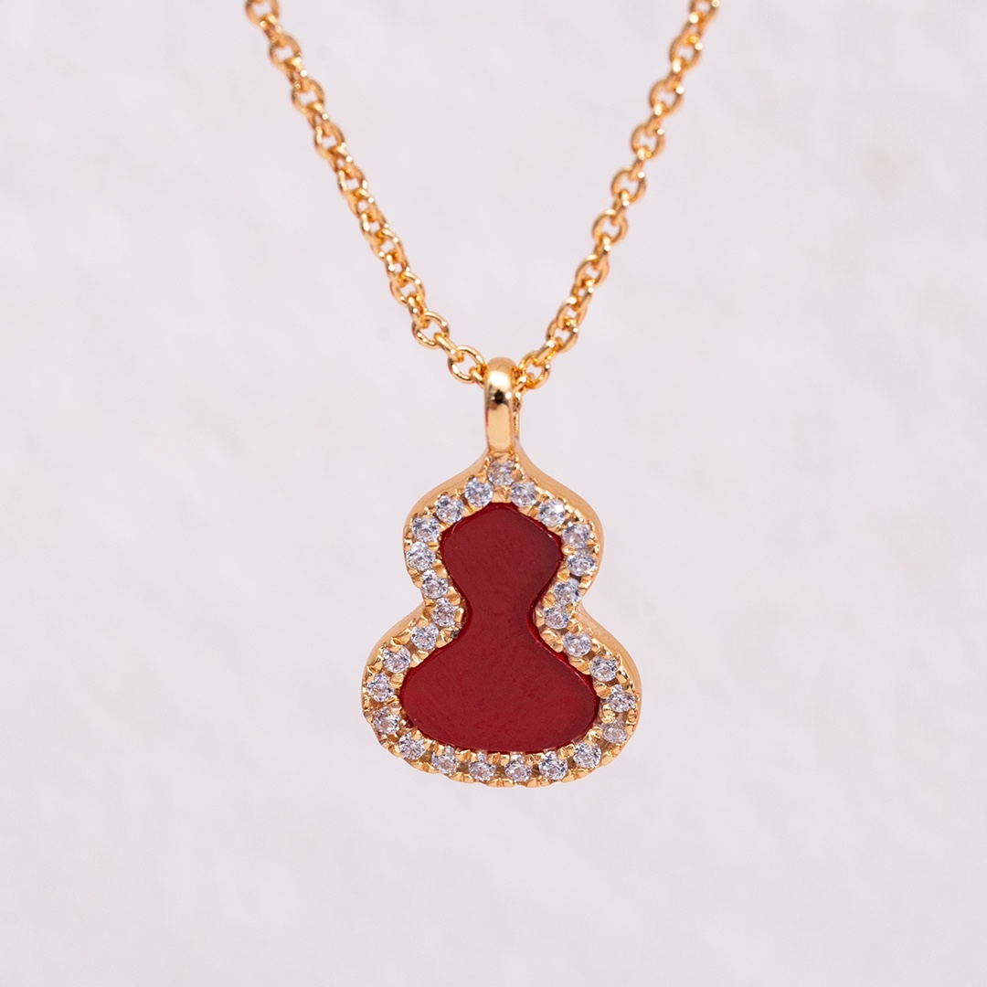 Qeelin Mini Wulu Carnelian Necklace in Rose Gold - Comprehensive 2