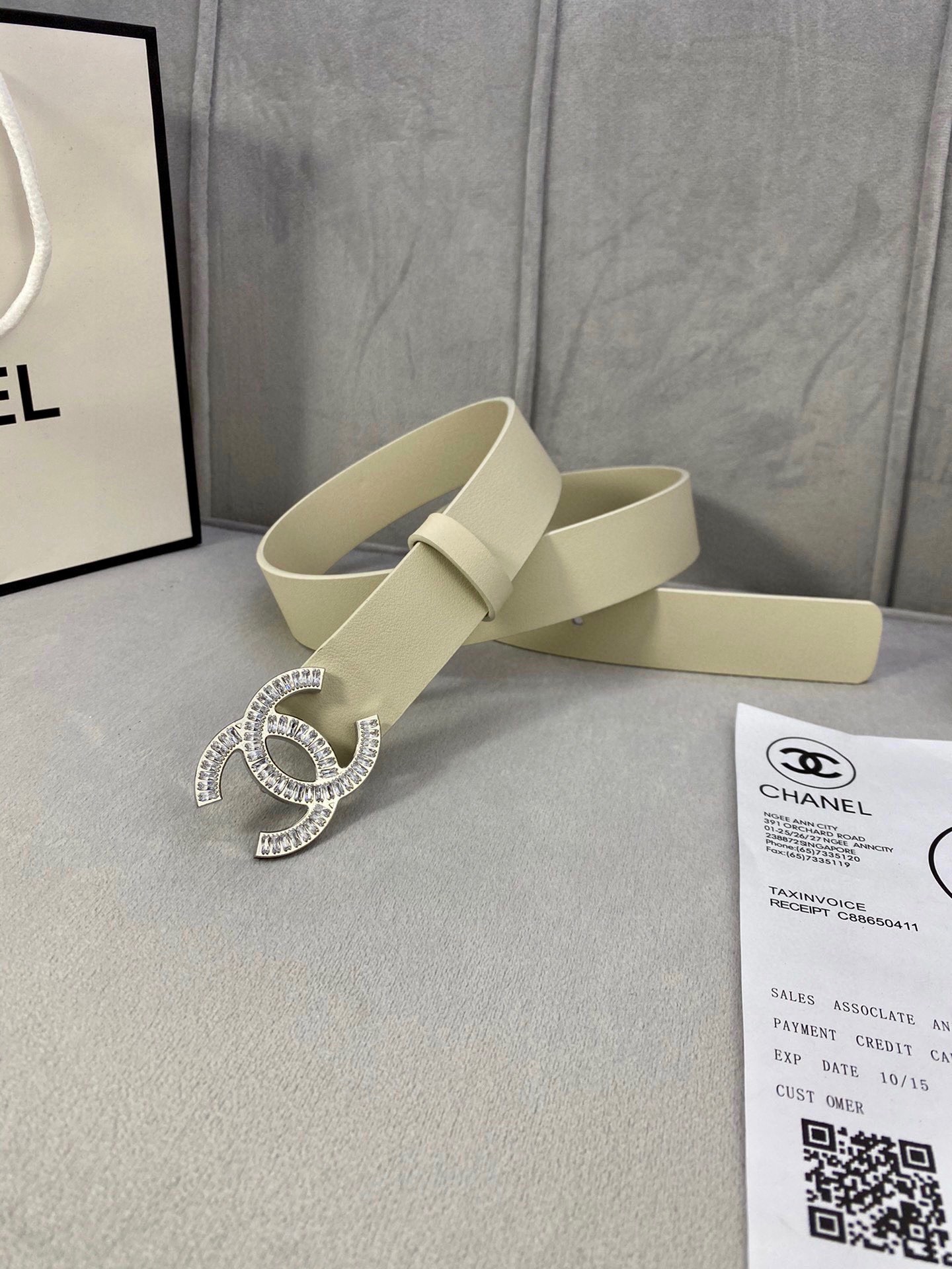  宽度3.0cm Chanel （香奈儿）女士腰带皮带新款柔软的进口小牛皮金 银色方钻金属钢扣。
