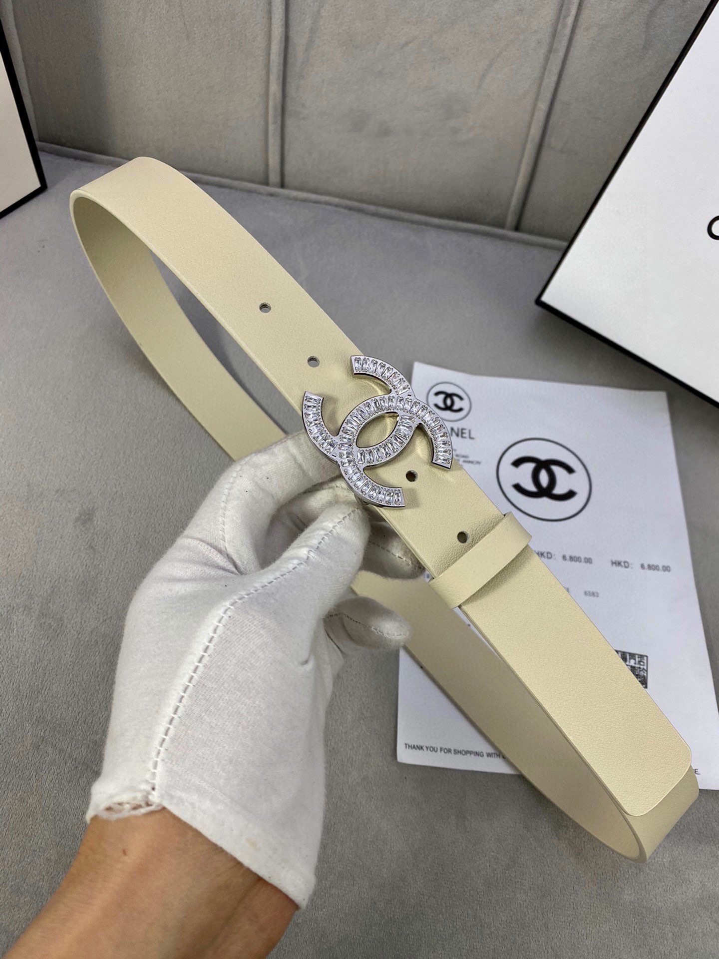  宽度3.0cm Chanel （香奈儿）女士腰带皮带新款柔软的进口小牛皮金 银色方钻金属钢扣。