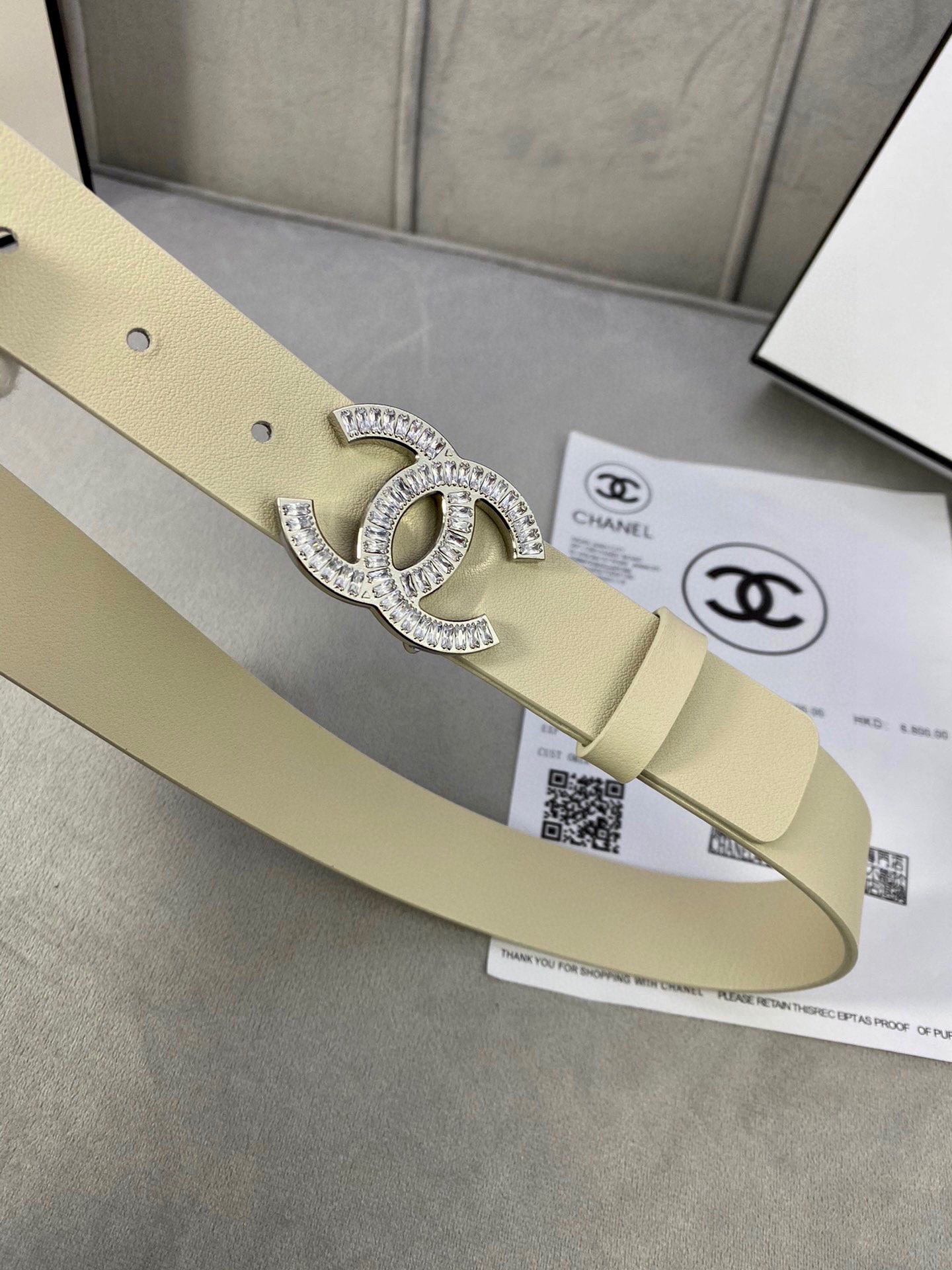  宽度3.0cm Chanel （香奈儿）女士腰带皮带新款柔软的进口小牛皮金 银色方钻金属钢扣。