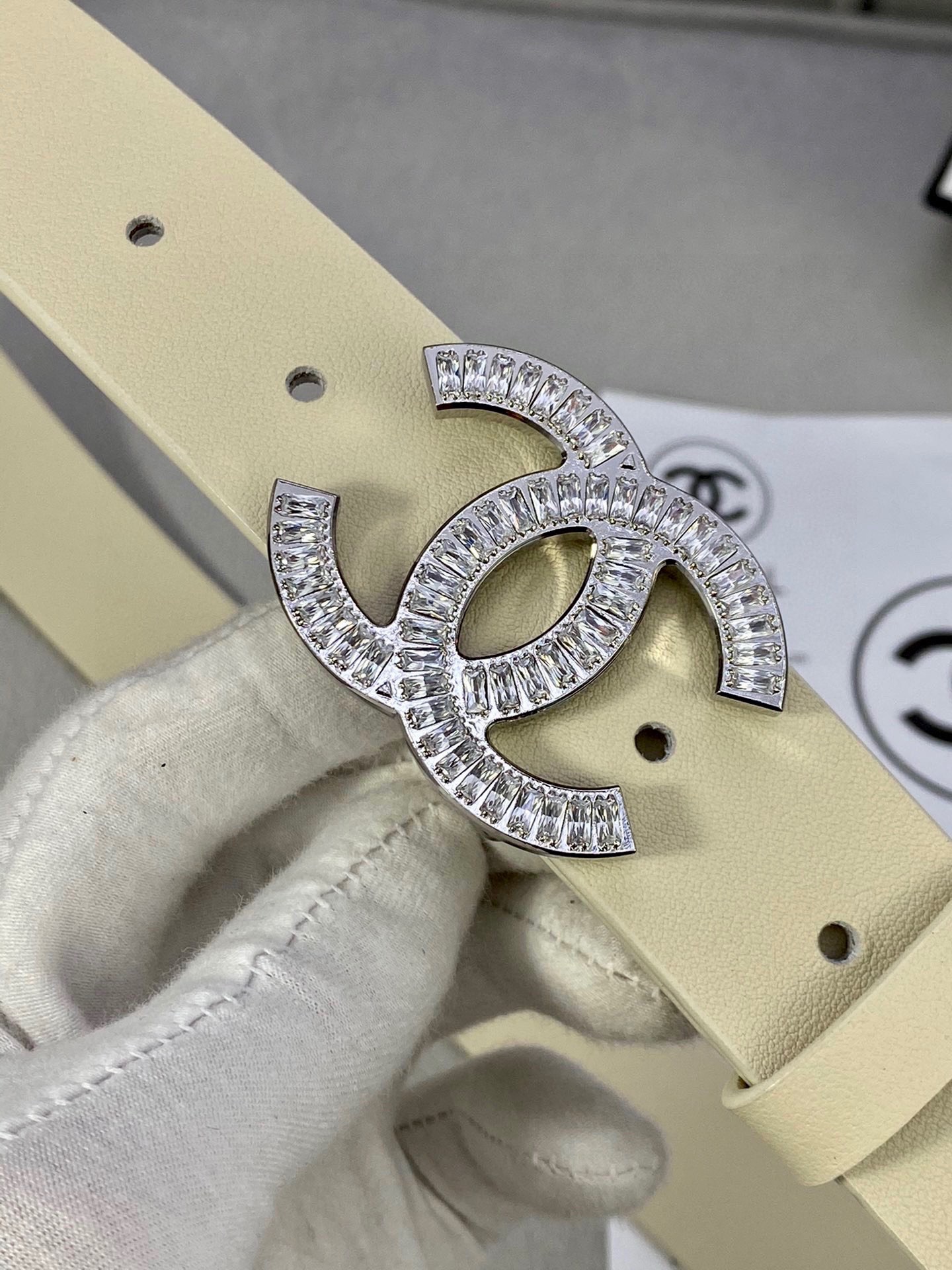  宽度3.0cm Chanel （香奈儿）女士腰带皮带新款柔软的进口小牛皮金 银色方钻金属钢扣。