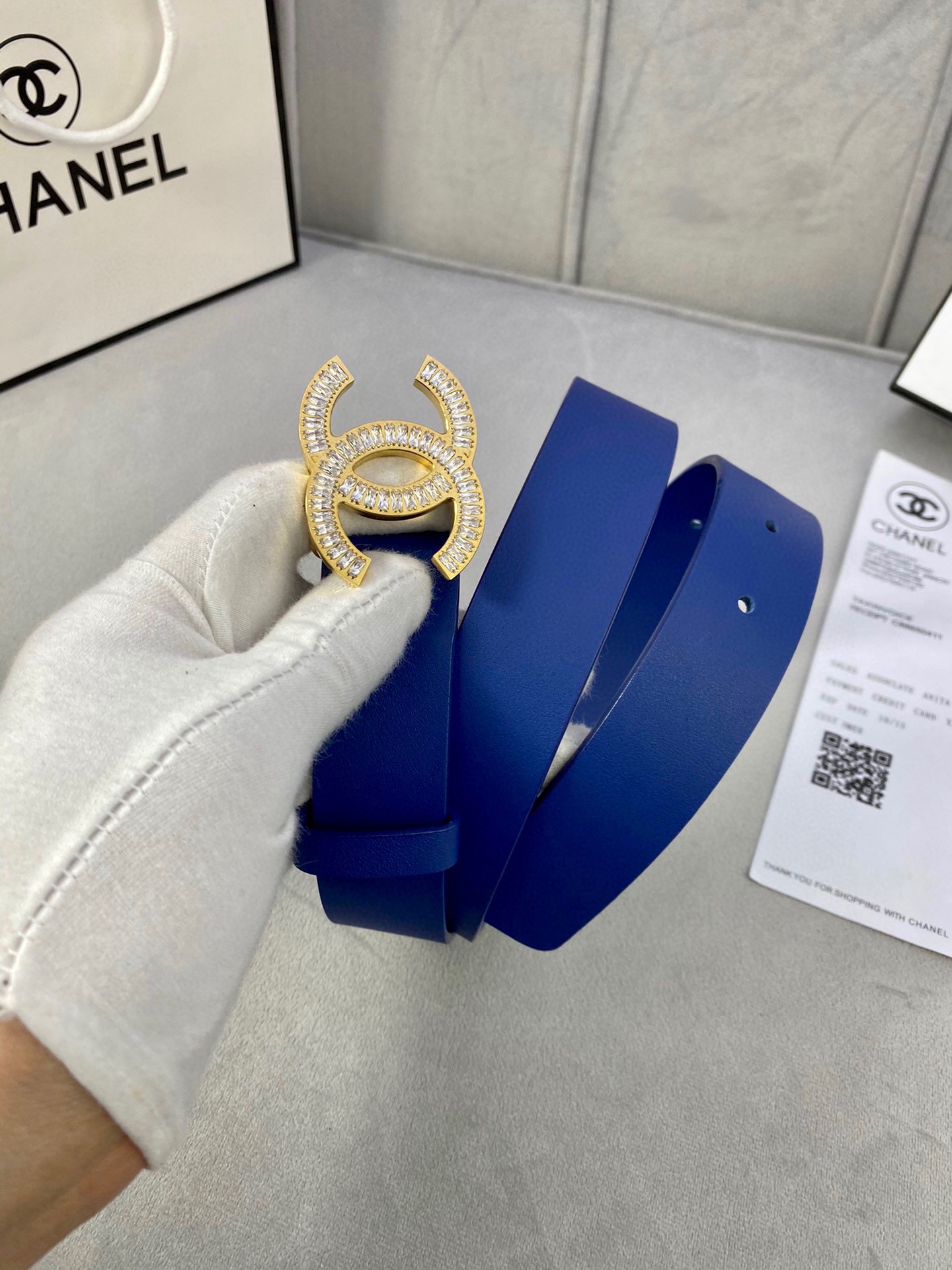  宽度3.0cm Chanel （香奈儿）女士腰带皮带新款柔软的进口小牛皮金 银色方钻金属钢扣。
