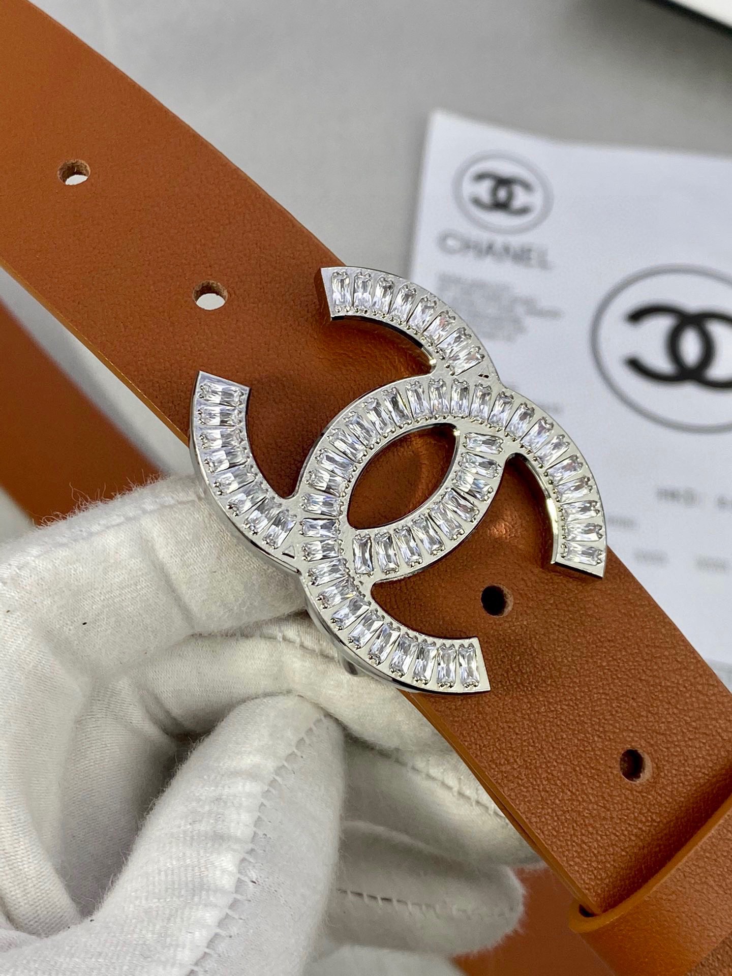  宽度3.0cm Chanel （香奈儿）女士腰带皮带新款柔软的进口小牛皮金 银色方钻金属钢扣。