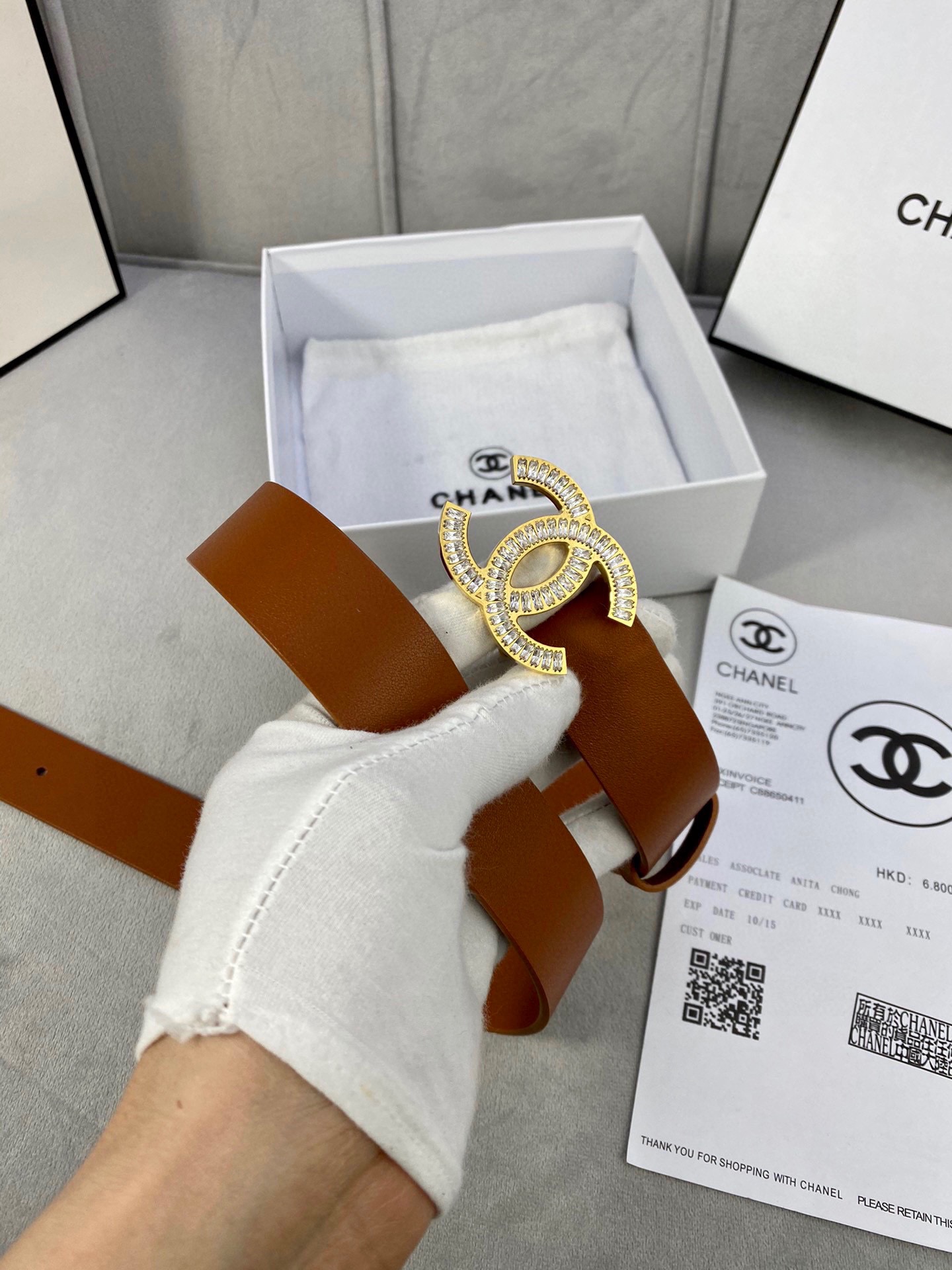  宽度3.0cm Chanel （香奈儿）女士腰带皮带新款柔软的进口小牛皮金 银色方钻金属钢扣。