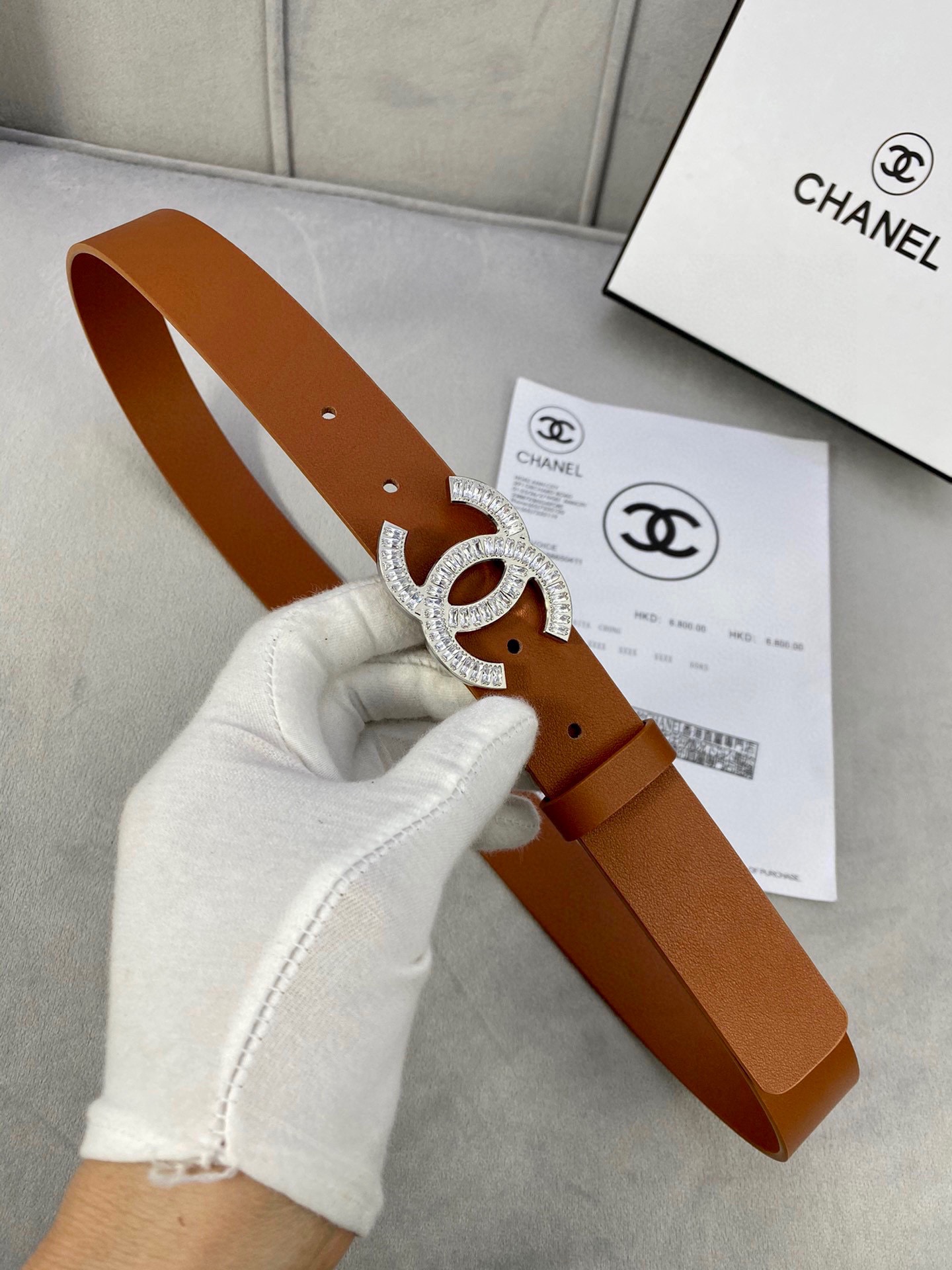  宽度3.0cm Chanel （香奈儿）女士腰带皮带新款柔软的进口小牛皮金 银色方钻金属钢扣。