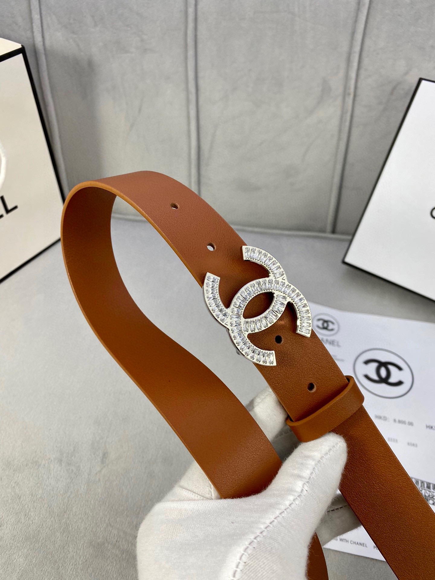  宽度3.0cm Chanel （香奈儿）女士腰带皮带新款柔软的进口小牛皮金 银色方钻金属钢扣。