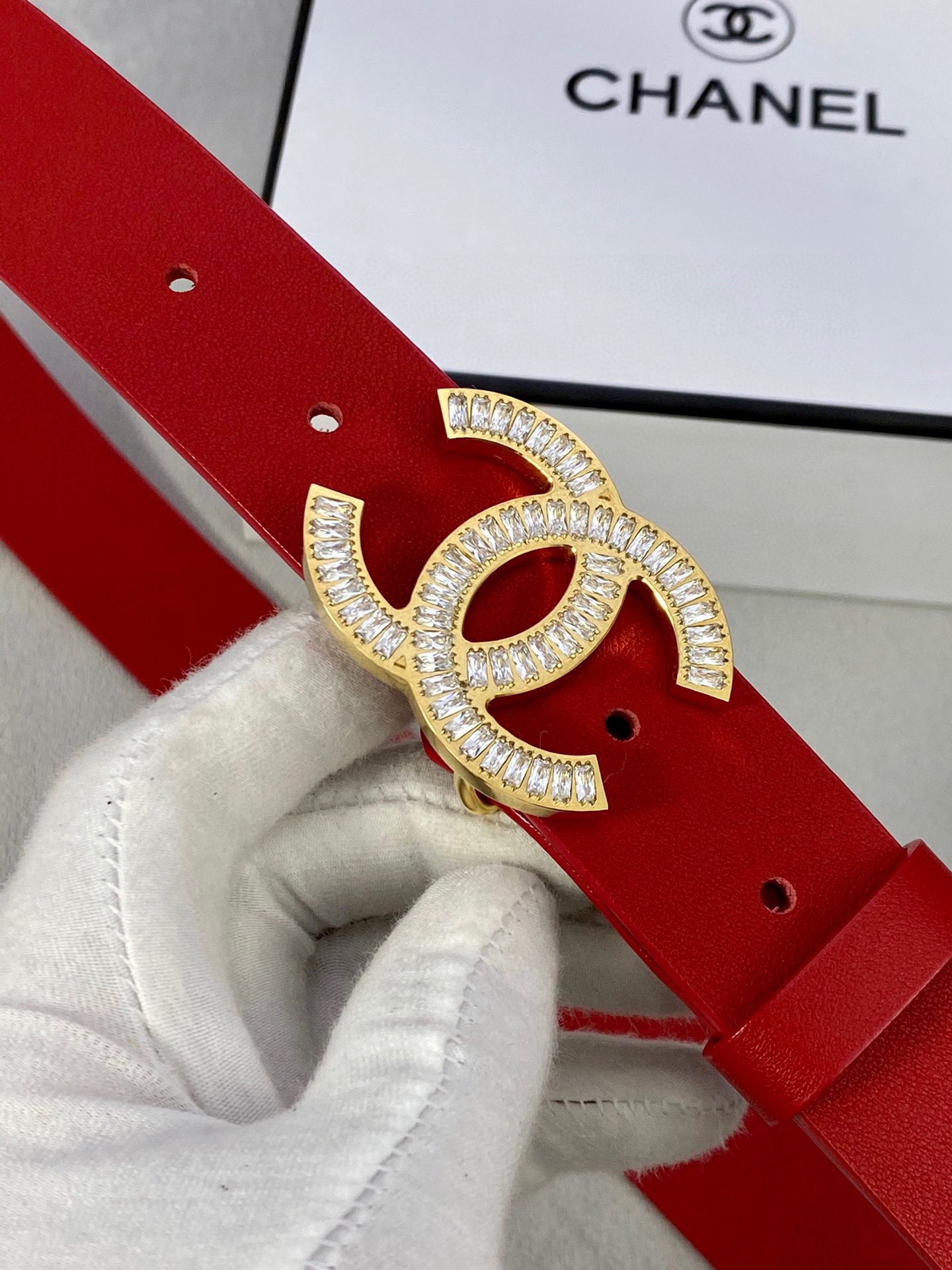  宽度3.0cm Chanel （香奈儿）女士腰带皮带新款柔软的进口小牛皮金 银色方钻金属钢扣。