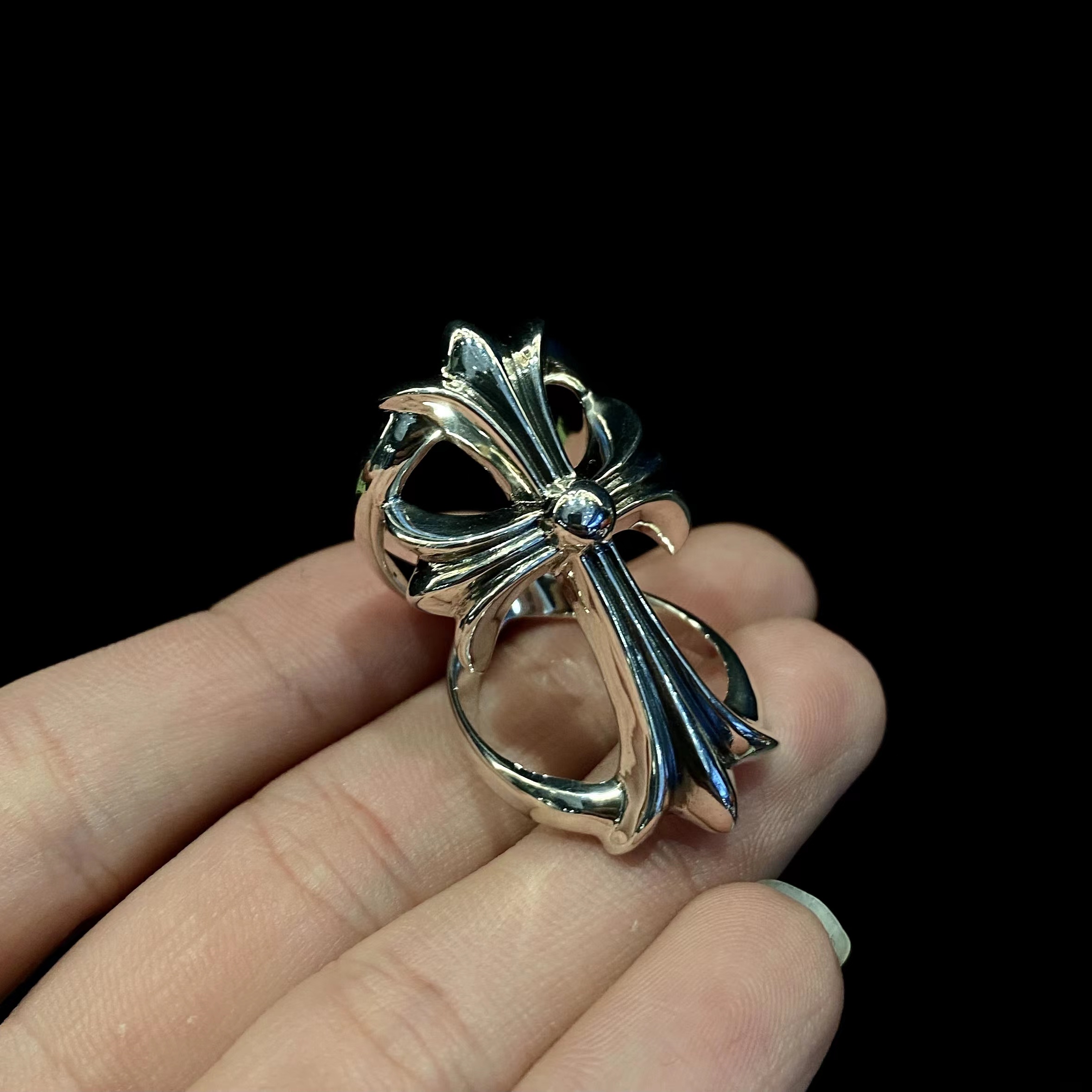 Chrome Hearts 𝐂𝐡𝐫𝐨𝐦𝐞 𝐡𝐞𝐚𝐫𝐭𝐬 克罗心 大十字架镂空戒指