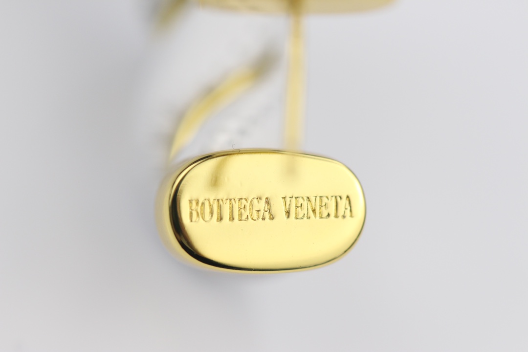 批85
 葆蝶家 2021新款 皮带耳圈 耳环 zp原版材质+进口犀牛皮 💖优雅大方精工设计   雕刻 非常修饰脸型    青春活力    一眼就被这款吸引了 👍 非常漂亮的颜色搭配   时尚又俏皮 ✌️✌️