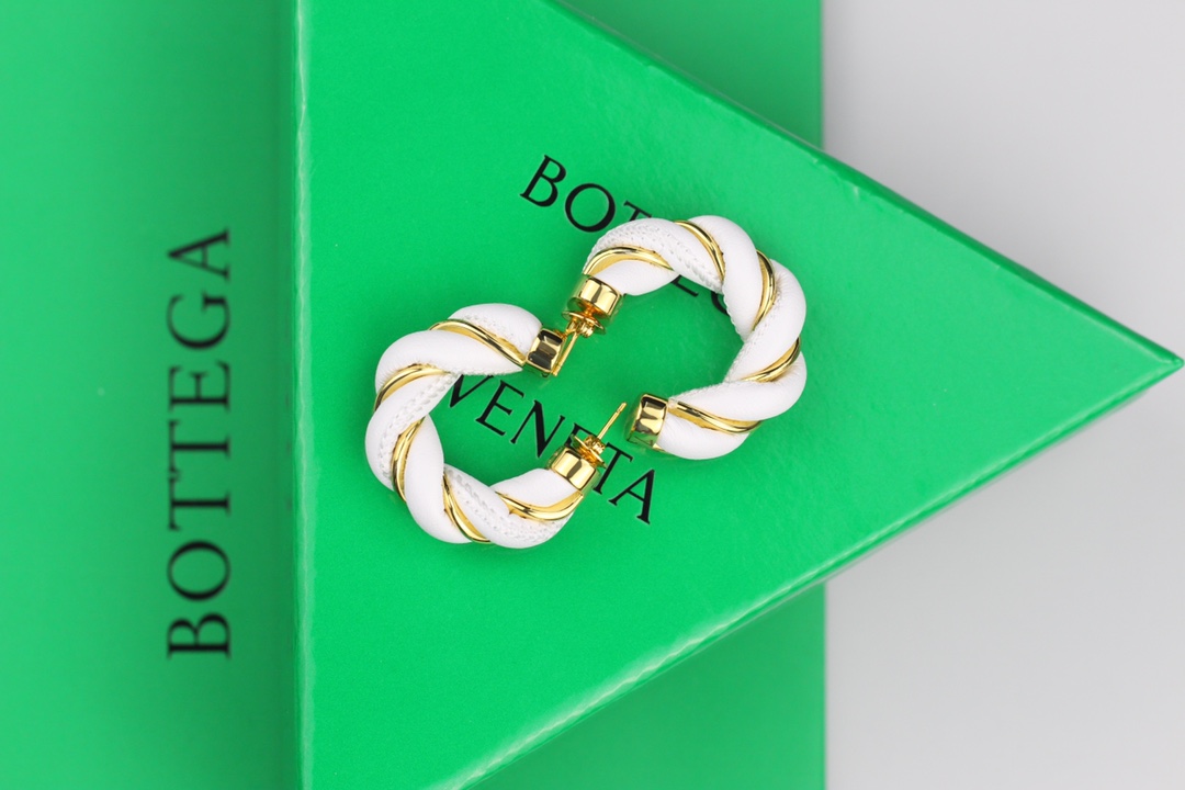 批85
 葆蝶家 2021新款 皮带耳圈 耳环 zp原版材质+进口犀牛皮 💖优雅大方精工设计   雕刻 非常修饰脸型    青春活力    一眼就被这款吸引了 👍 非常漂亮的颜色搭配   时尚又俏皮 ✌️✌️