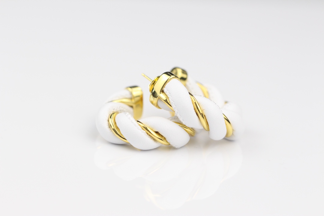 批85
 葆蝶家 2021新款 皮带耳圈 耳环 zp原版材质+进口犀牛皮 💖优雅大方精工设计   雕刻 非常修饰脸型    青春活力    一眼就被这款吸引了 👍 非常漂亮的颜色搭配   时尚又俏皮 ✌️✌️