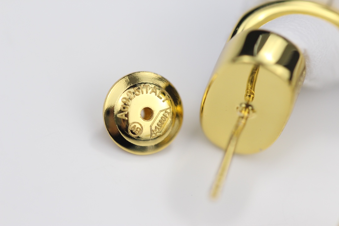 批85
 葆蝶家 2021新款 皮带耳圈 耳环 zp原版材质+进口犀牛皮 💖优雅大方精工设计   雕刻 非常修饰脸型    青春活力    一眼就被这款吸引了 👍 非常漂亮的颜色搭配   时尚又俏皮 ✌️✌️