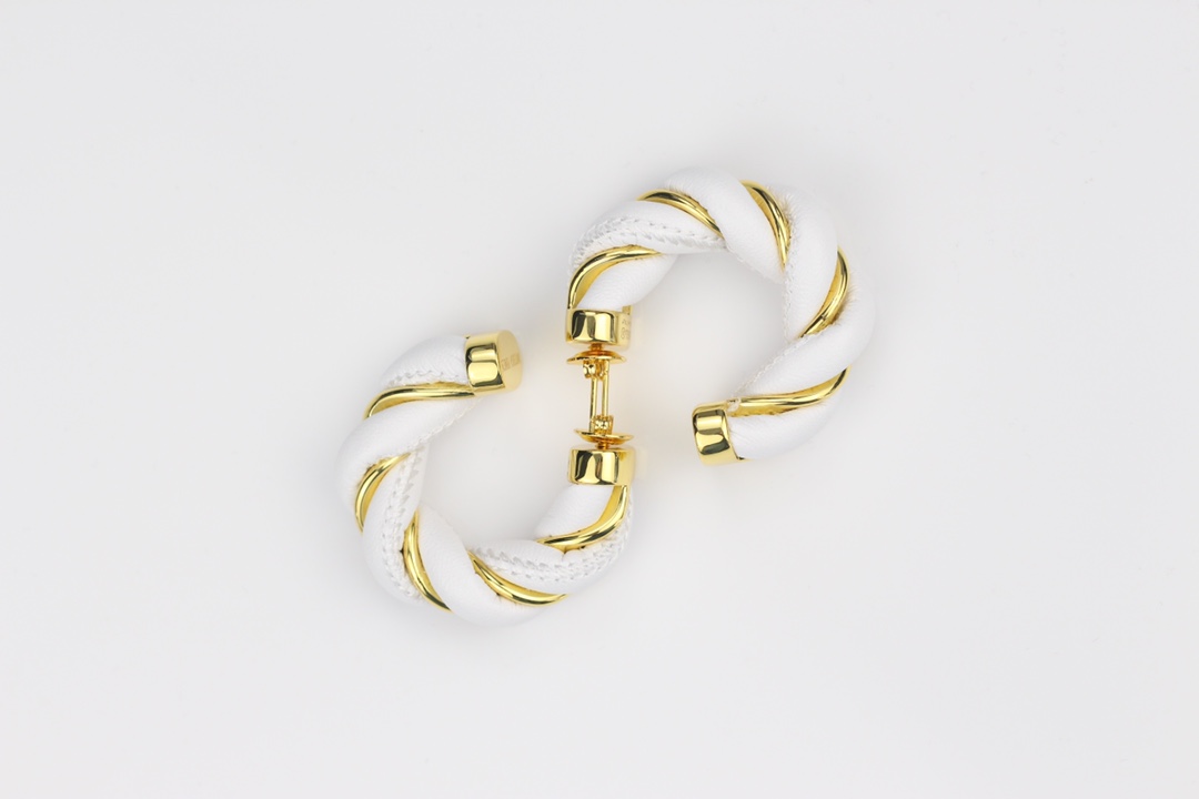 批85
 葆蝶家 2021新款 皮带耳圈 耳环 zp原版材质+进口犀牛皮 💖优雅大方精工设计   雕刻 非常修饰脸型    青春活力    一眼就被这款吸引了 👍 非常漂亮的颜色搭配   时尚又俏皮 ✌️✌️