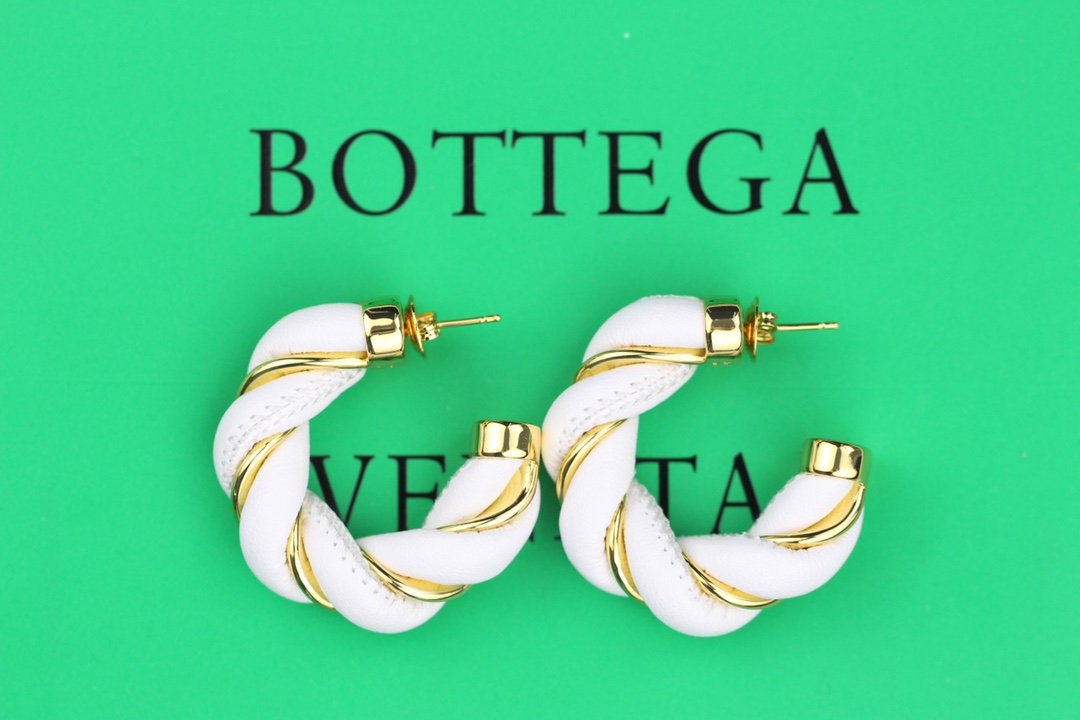 批85
 葆蝶家 2021新款 皮带耳圈 耳环 zp原版材质+进口犀牛皮 💖优雅大方精工设计   雕刻 非常修饰脸型    青春活力    一眼就被这款吸引了 👍 非常漂亮的颜色搭配   时尚又俏皮 ✌️✌️