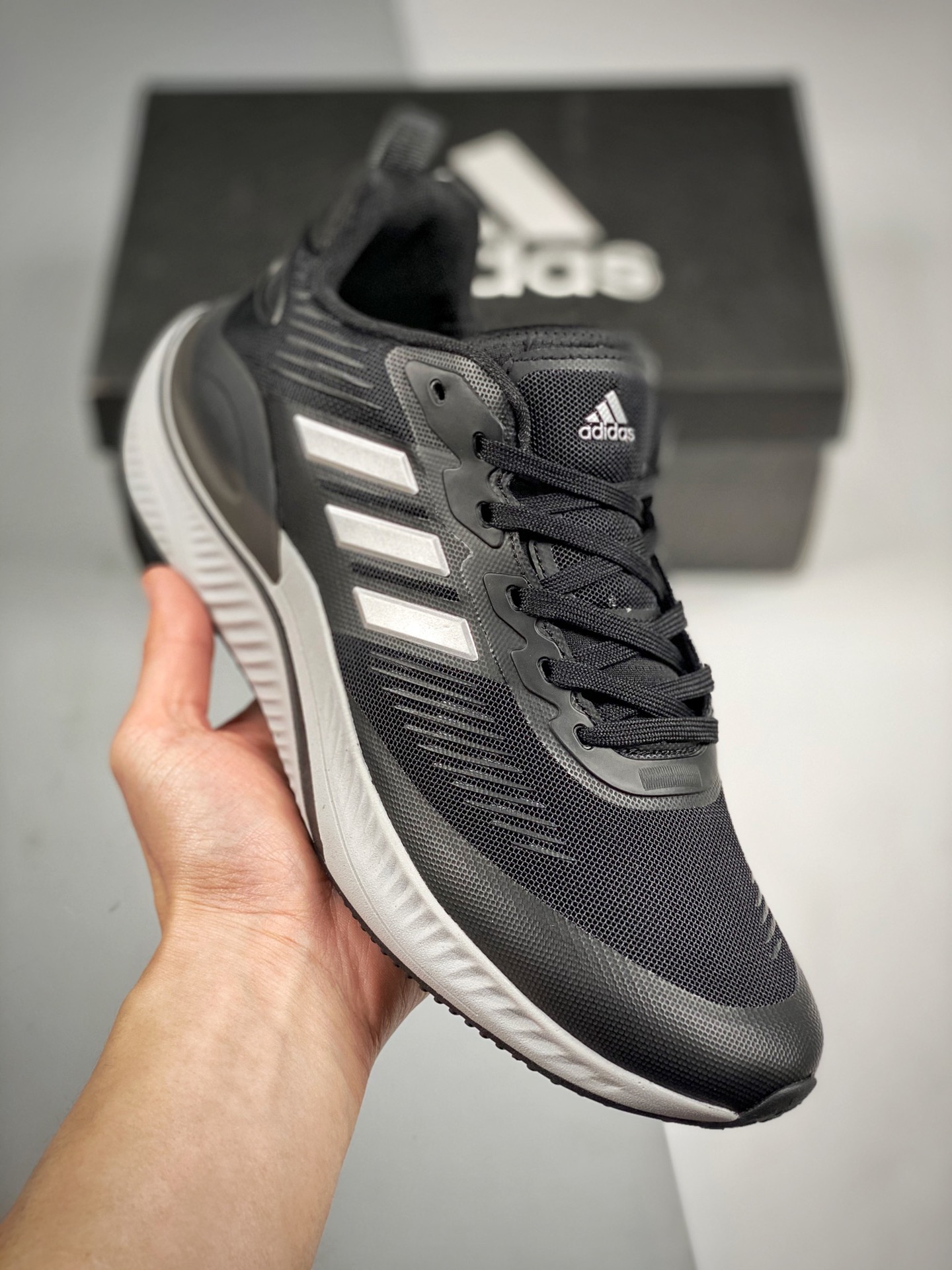 Adidas ALPHAMAGMA zapatillas blancas y negras con parte superior de tela, la puntera y el talón buscan aportar una sens…