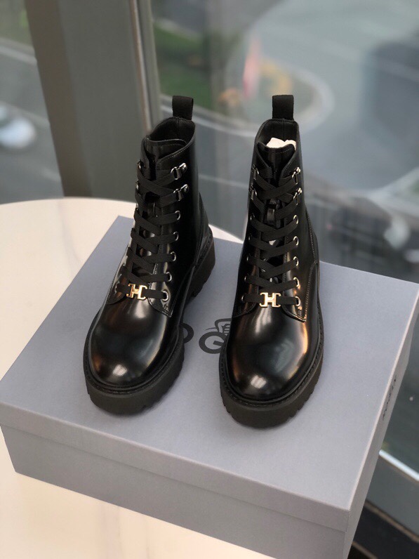 Warm Cow Skin Boots for Autumn: Hogan Falls Collection, Sheepskin Lined, Rubber Sole.