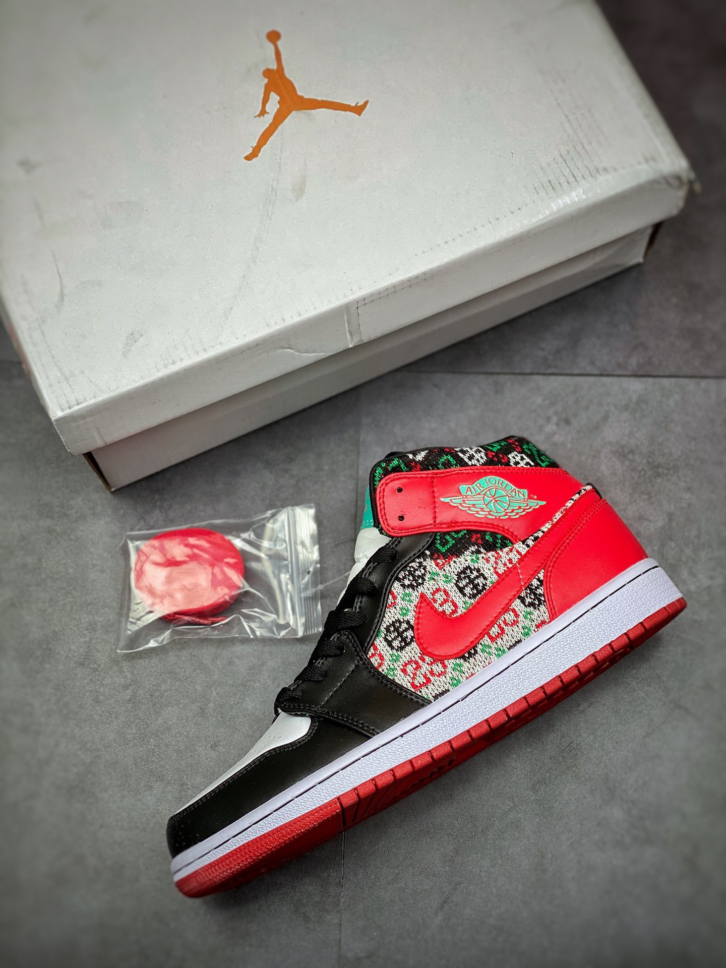 240 Air Jordan 1 Mid AJ中帮篮球鞋 圣诞丑毛衣DM1208-150