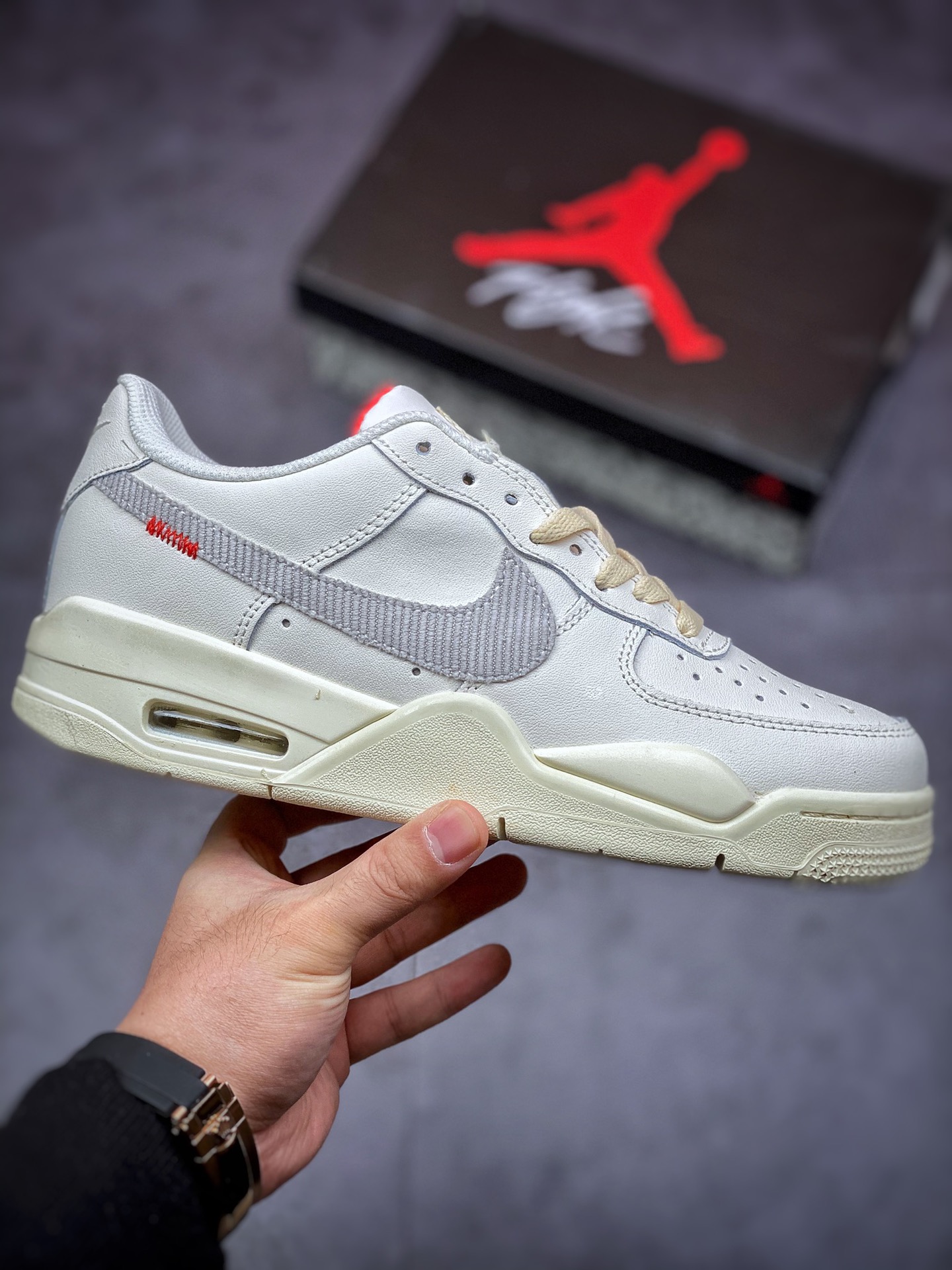 280 Air Force 4 顾名思义就是将 Air Jordan 4 与 Air Force 1 合二为一色，包含经典的芝加哥和黑白主题，每双颜值都不错！ 号码: 36－－46带半码