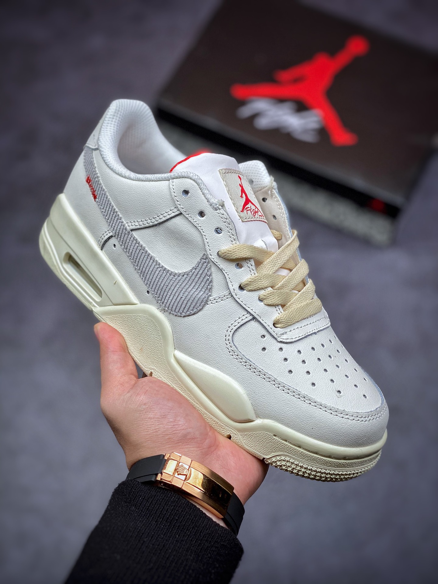 280 Air Force 4 顾名思义就是将 Air Jordan 4 与 Air Force 1 合二为一色，包含经典的芝加哥和黑白主题，每双颜值都不错！ 号码: 36－－46带半码