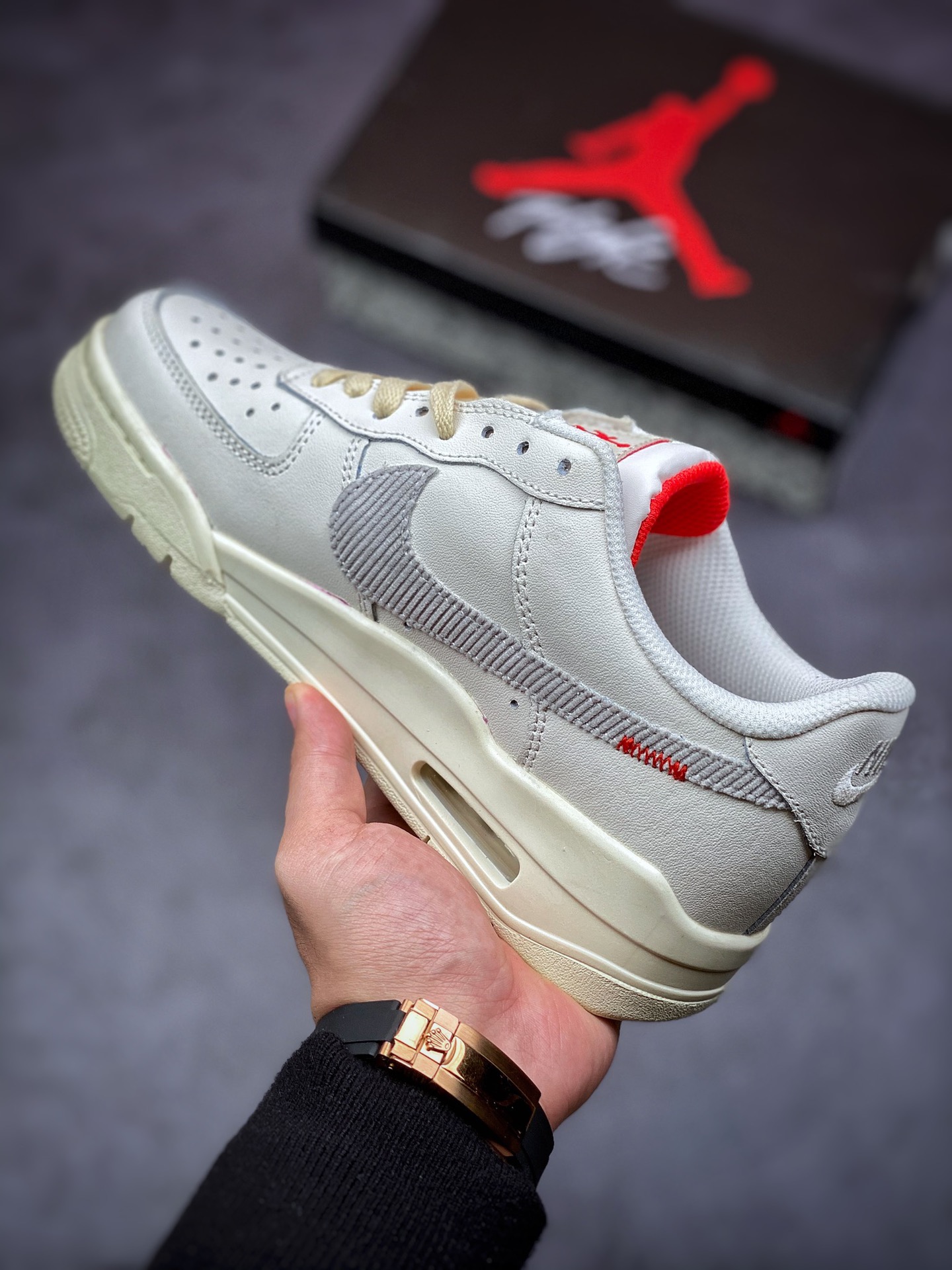 280 Air Force 4 顾名思义就是将 Air Jordan 4 与 Air Force 1 合二为一色，包含经典的芝加哥和黑白主题，每双颜值都不错！ 号码: 36－－46带半码