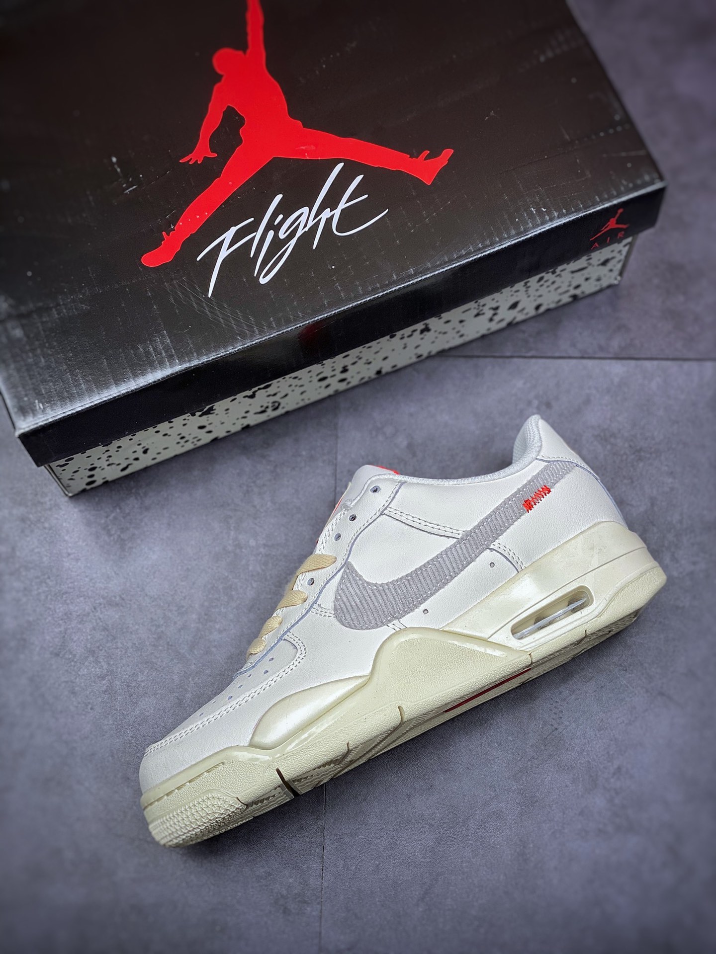 280 Air Force 4 顾名思义就是将 Air Jordan 4 与 Air Force 1 合二为一色，包含经典的芝加哥和黑白主题，每双颜值都不错！ 号码: 36－－46带半码