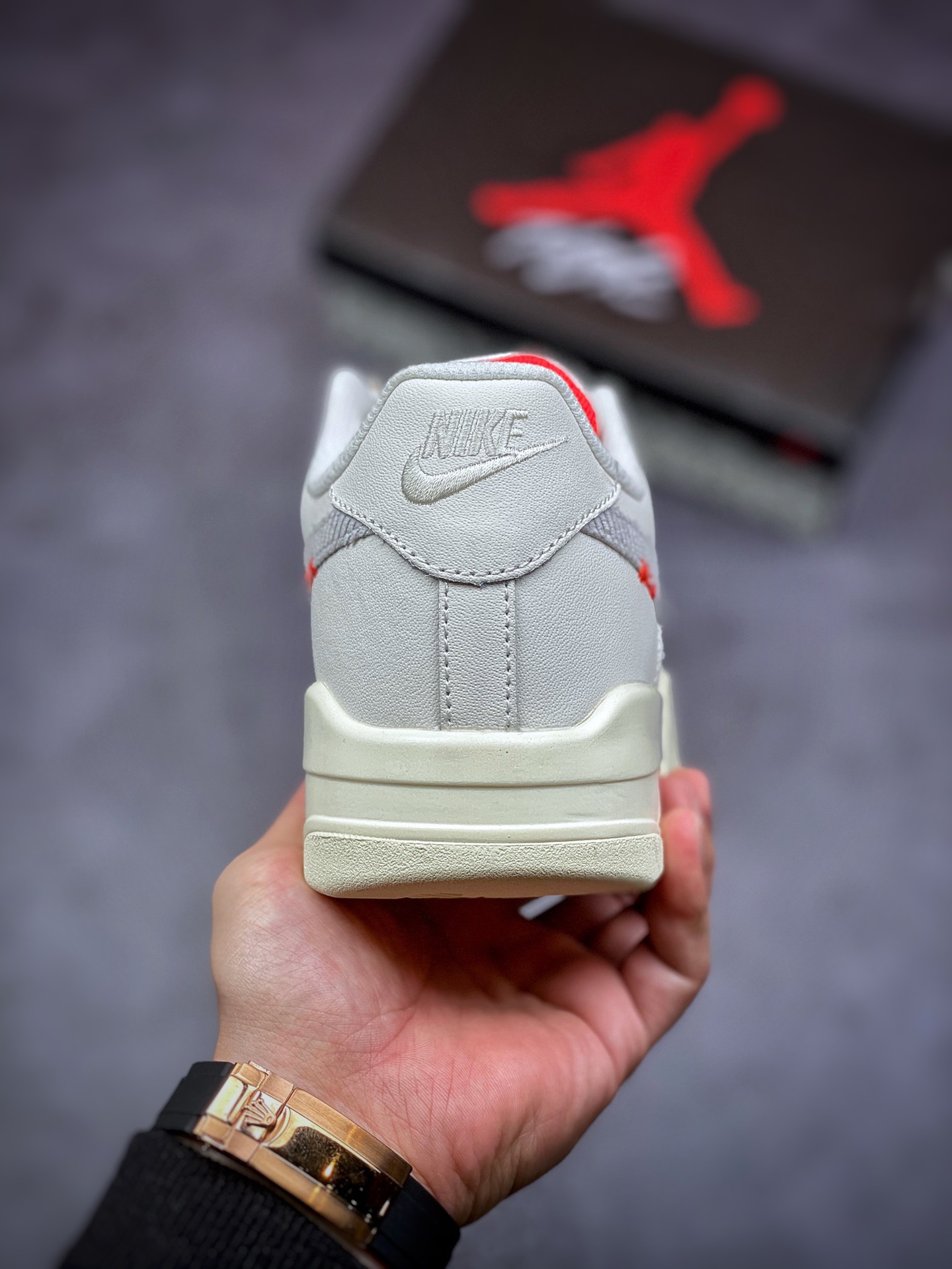 280 Air Force 4 顾名思义就是将 Air Jordan 4 与 Air Force 1 合二为一色，包含经典的芝加哥和黑白主题，每双颜值都不错！ 号码: 36－－46带半码