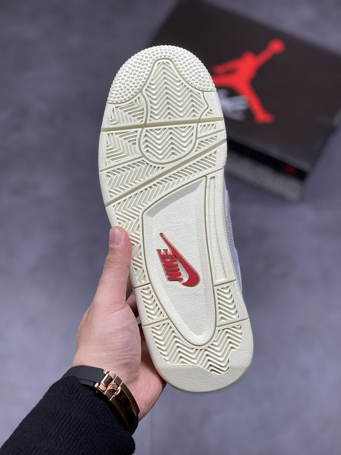 280 Air Force 4 顾名思义就是将 Air Jordan 4 与 Air Force 1 合二为一色，包含经典的芝加哥和黑白主题，每双颜值都不错！ 号码: 36－－46带半码