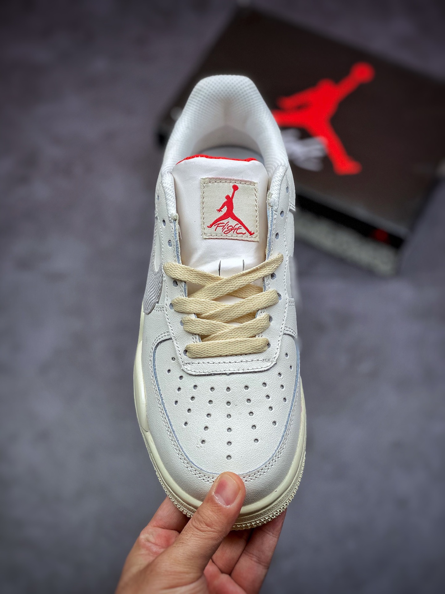 280 Air Force 4 顾名思义就是将 Air Jordan 4 与 Air Force 1 合二为一色，包含经典的芝加哥和黑白主题，每双颜值都不错！ 号码: 36－－46带半码