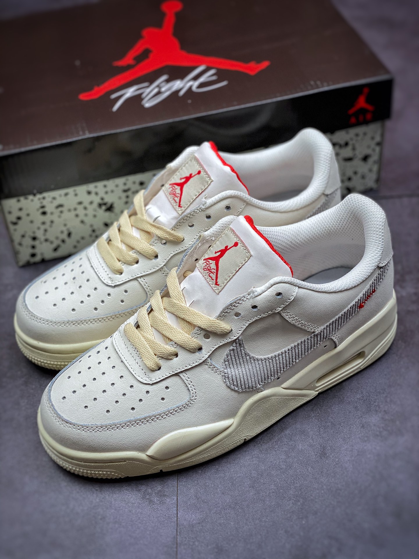 280 Air Force 4 顾名思义就是将 Air Jordan 4 与 Air Force 1 合二为一色，包含经典的芝加哥和黑白主题，每双颜值都不错！ 号码: 36－－46带半码