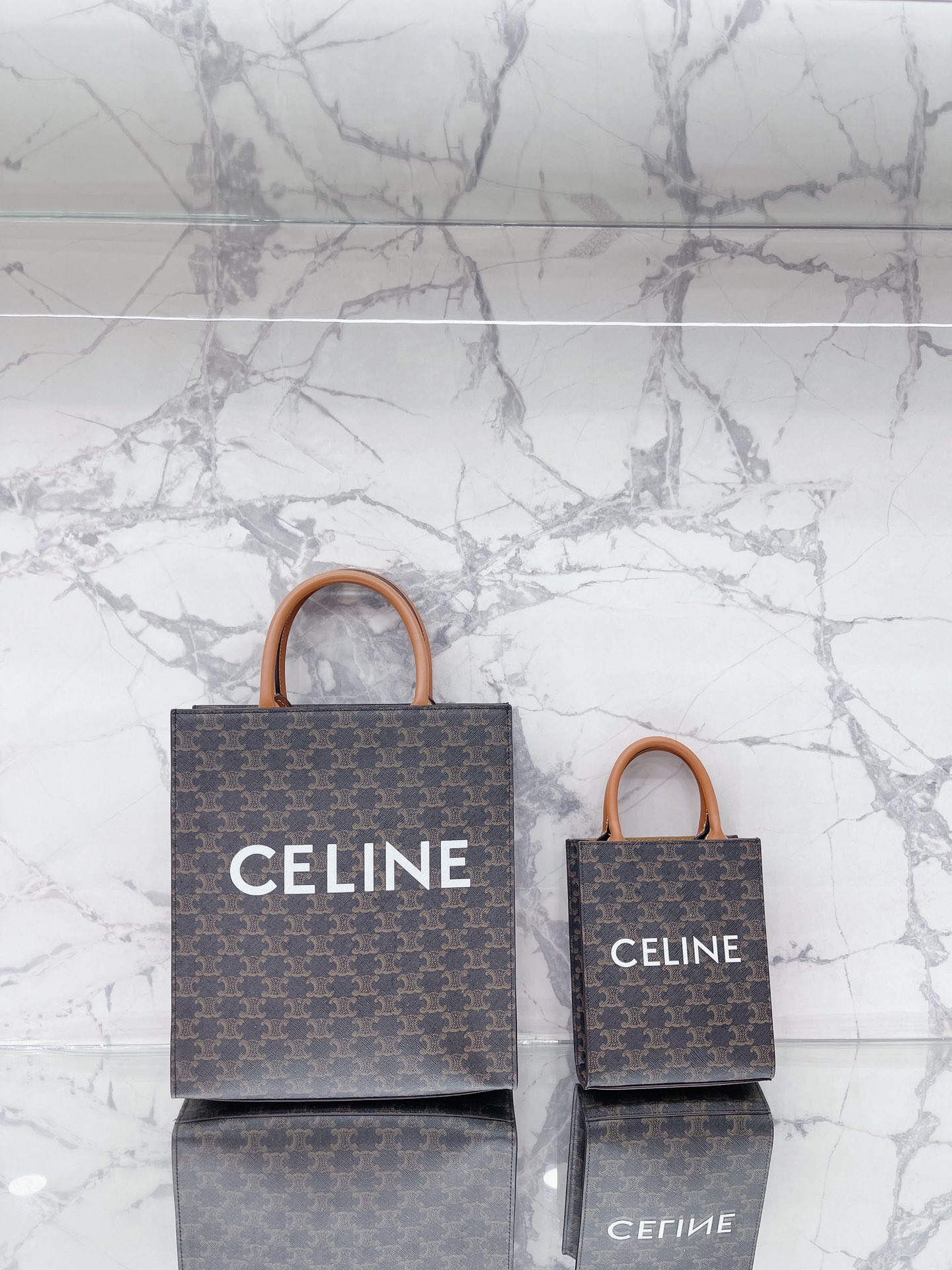 牛皮 ｜折叠礼盒包装  Celine  赛琳  新色cabas tote 拼皮手提袋购物袋单肩斜挎包  Celine  赛琳  cabas 水桶包新品购物袋 连韩国人气IG女王BLACKLisa都抢先在12月时于机场时髦揹著露脸，也让赛琳 成为问询度极高的产品不光辨识度高，实费用更高，也成为了TriomCanvas经典印花系列中有抢手人气单品，才上市就现已卖到缺货，乃至现已要排待买清单，让人愈加想具有呀尺寸：大号28 32cm 小号16 20cm