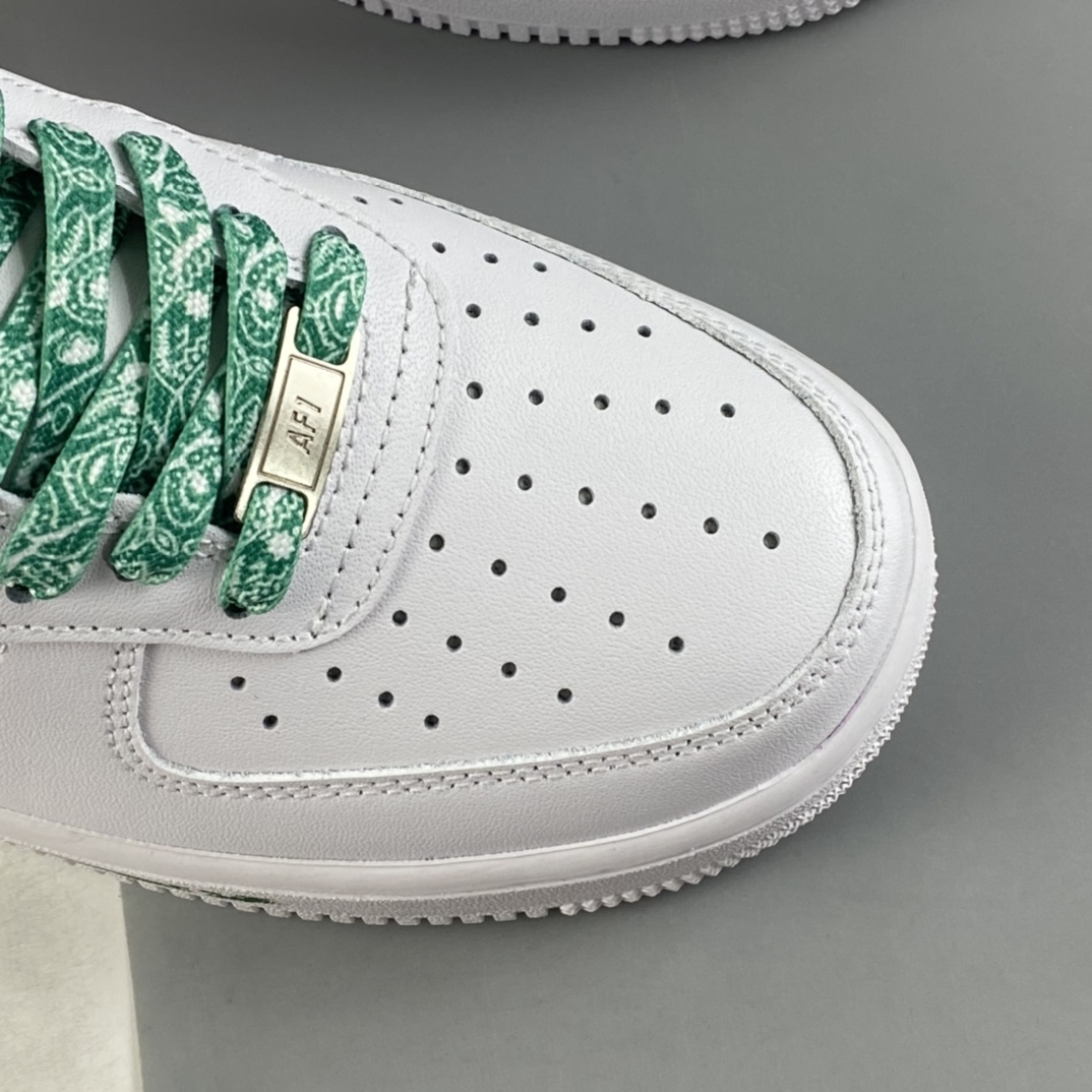 P220  NIKE Air Force 1’07 Low 圣诞主题 空军一号低帮休闲板鞋 CW2288-111