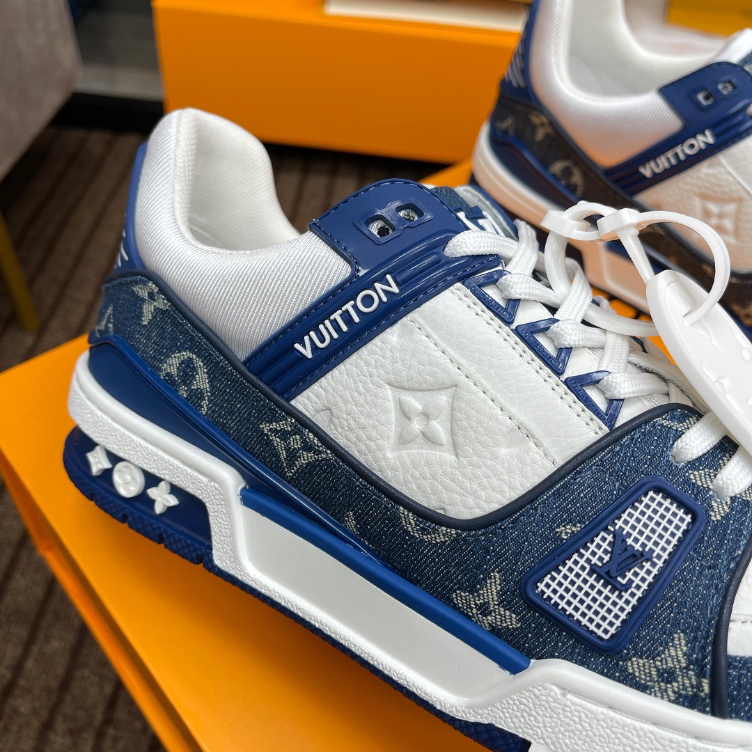 顶级版本290💰男款上线39-44（45.46）

路易威登男装全新配色LV Trainer 运动鞋，新款发布会预定，荔枝纹皮拼蓝水洗牛仔布料，重新演绎经典 LV Trainer 运动鞋。Monogram 牛仔布鞋面搭配小牛皮革饰边，展现高雅艺术和前卫潮流的相遇，在业界具有独树一帜的影响力。

🆚独家定制牛皮1:1
🆚所有切边口都按照原版的步骤加工涂边
🆚独家私模Vuitton 标识，鞋带排
🆚定制丝滑网里
🆚TPU组合成底耐磨防滑防黄
✅原版开模大底也深藏着Monogram 花卉
流程：全电脑针车拉线。鞋头，后套，冷热加工定型。全套拉帮套楦。