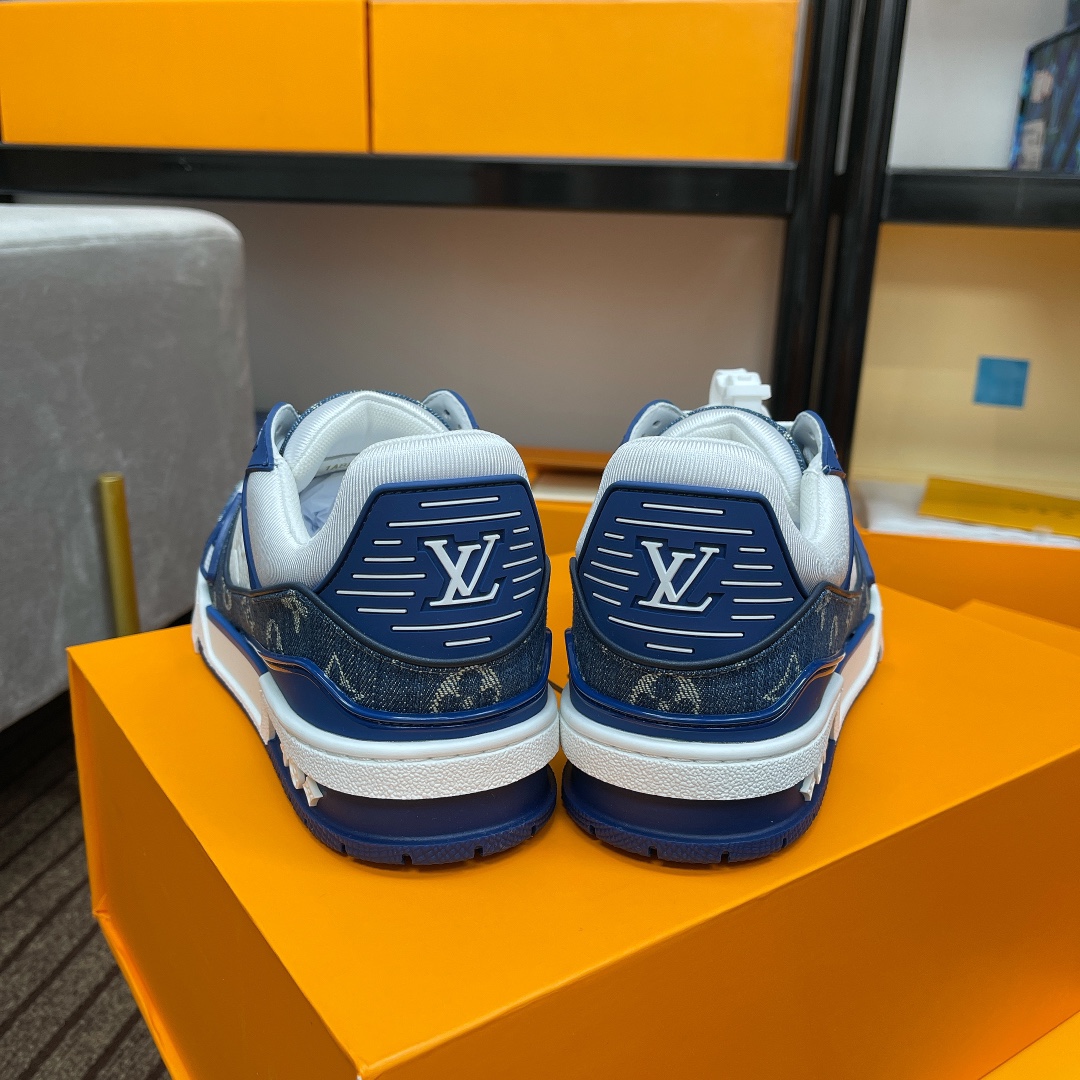 顶级版本290💰男款上线39-44（45.46）

路易威登男装全新配色LV Trainer 运动鞋，新款发布会预定，荔枝纹皮拼蓝水洗牛仔布料，重新演绎经典 LV Trainer 运动鞋。Monogram 牛仔布鞋面搭配小牛皮革饰边，展现高雅艺术和前卫潮流的相遇，在业界具有独树一帜的影响力。

🆚独家定制牛皮1:1
🆚所有切边口都按照原版的步骤加工涂边
🆚独家私模Vuitton 标识，鞋带排
🆚定制丝滑网里
🆚TPU组合成底耐磨防滑防黄
✅原版开模大底也深藏着Monogram 花卉
流程：全电脑针车拉线。鞋头，后套，冷热加工定型。全套拉帮套楦。