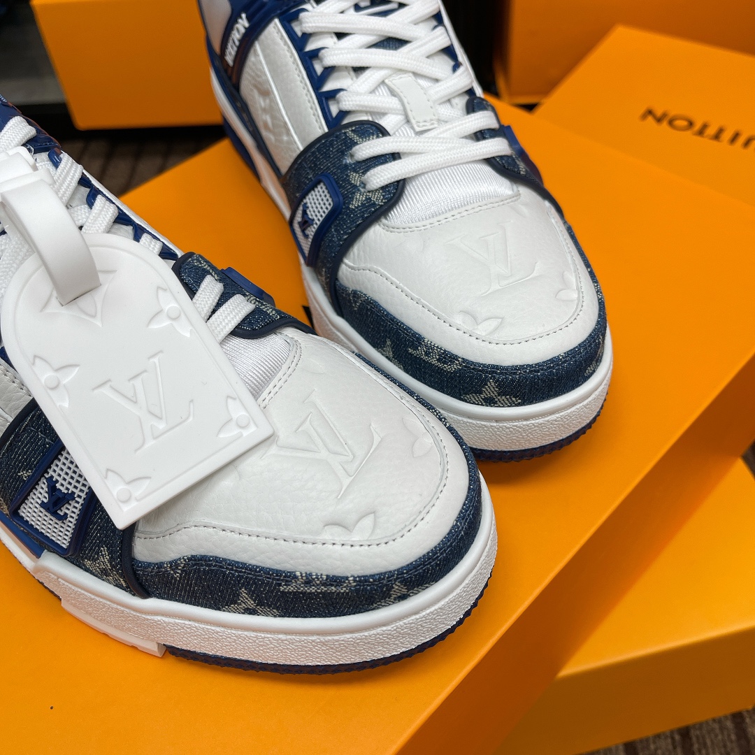 顶级版本290💰男款上线39-44（45.46）

路易威登男装全新配色LV Trainer 运动鞋，新款发布会预定，荔枝纹皮拼蓝水洗牛仔布料，重新演绎经典 LV Trainer 运动鞋。Monogram 牛仔布鞋面搭配小牛皮革饰边，展现高雅艺术和前卫潮流的相遇，在业界具有独树一帜的影响力。

🆚独家定制牛皮1:1
🆚所有切边口都按照原版的步骤加工涂边
🆚独家私模Vuitton 标识，鞋带排
🆚定制丝滑网里
🆚TPU组合成底耐磨防滑防黄
✅原版开模大底也深藏着Monogram 花卉
流程：全电脑针车拉线。鞋头，后套，冷热加工定型。全套拉帮套楦。