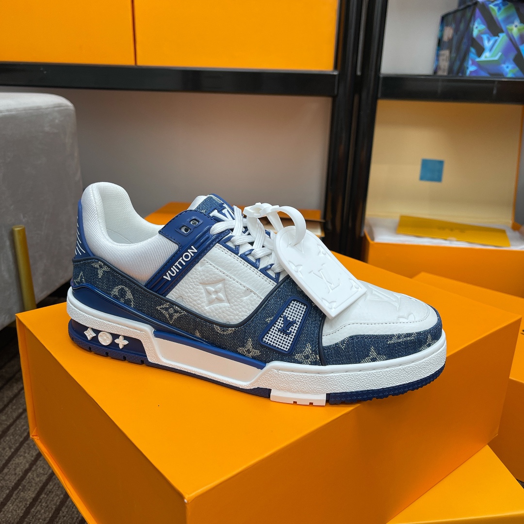顶级版本290💰男款上线39-44（45.46）

路易威登男装全新配色LV Trainer 运动鞋，新款发布会预定，荔枝纹皮拼蓝水洗牛仔布料，重新演绎经典 LV Trainer 运动鞋。Monogram 牛仔布鞋面搭配小牛皮革饰边，展现高雅艺术和前卫潮流的相遇，在业界具有独树一帜的影响力。

🆚独家定制牛皮1:1
🆚所有切边口都按照原版的步骤加工涂边
🆚独家私模Vuitton 标识，鞋带排
🆚定制丝滑网里
🆚TPU组合成底耐磨防滑防黄
✅原版开模大底也深藏着Monogram 花卉
流程：全电脑针车拉线。鞋头，后套，冷热加工定型。全套拉帮套楦。