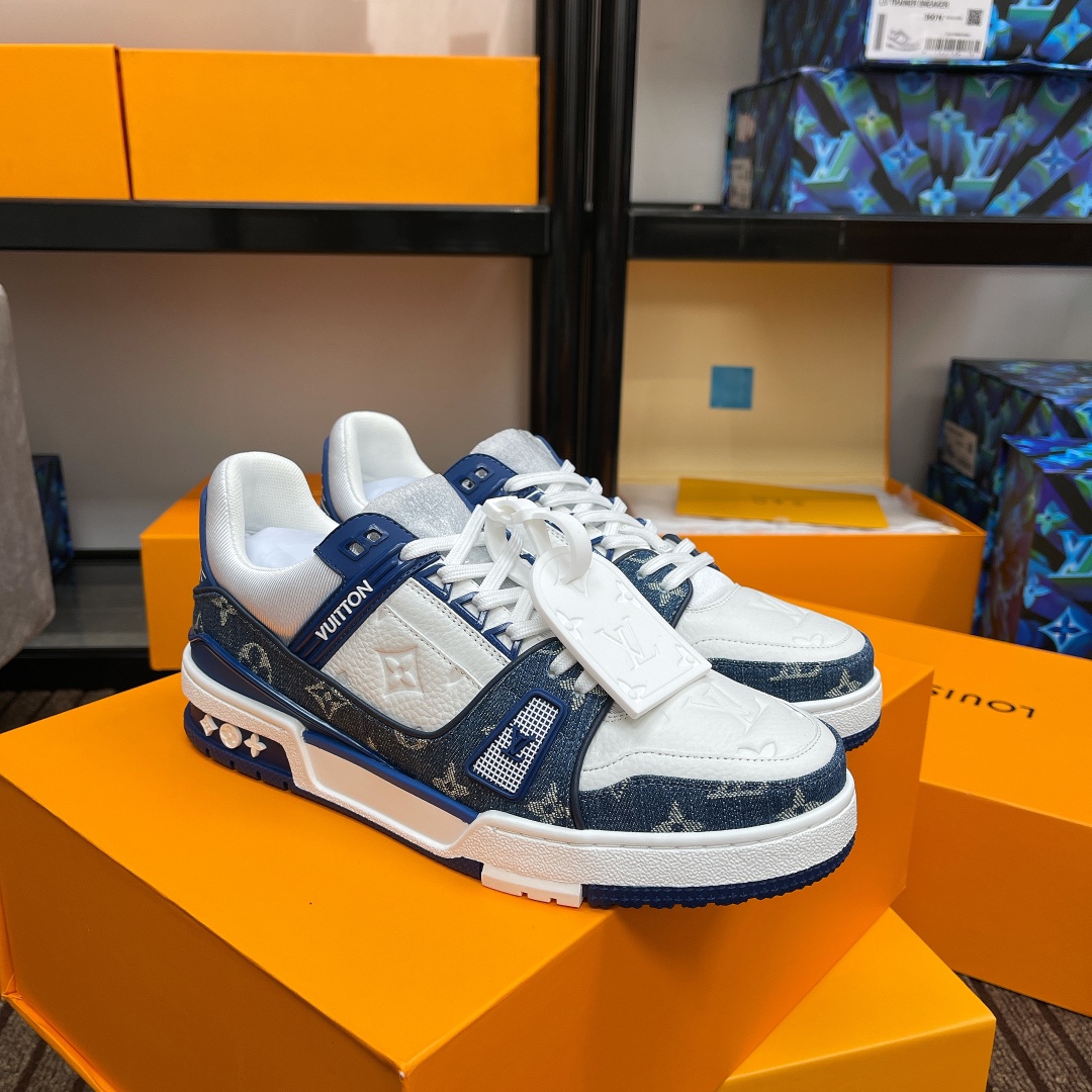 顶级版本290💰男款上线39-44（45.46）

路易威登男装全新配色LV Trainer 运动鞋，新款发布会预定，荔枝纹皮拼蓝水洗牛仔布料，重新演绎经典 LV Trainer 运动鞋。Monogram 牛仔布鞋面搭配小牛皮革饰边，展现高雅艺术和前卫潮流的相遇，在业界具有独树一帜的影响力。

🆚独家定制牛皮1:1
🆚所有切边口都按照原版的步骤加工涂边
🆚独家私模Vuitton 标识，鞋带排
🆚定制丝滑网里
🆚TPU组合成底耐磨防滑防黄
✅原版开模大底也深藏着Monogram 花卉
流程：全电脑针车拉线。鞋头，后套，冷热加工定型。全套拉帮套楦。