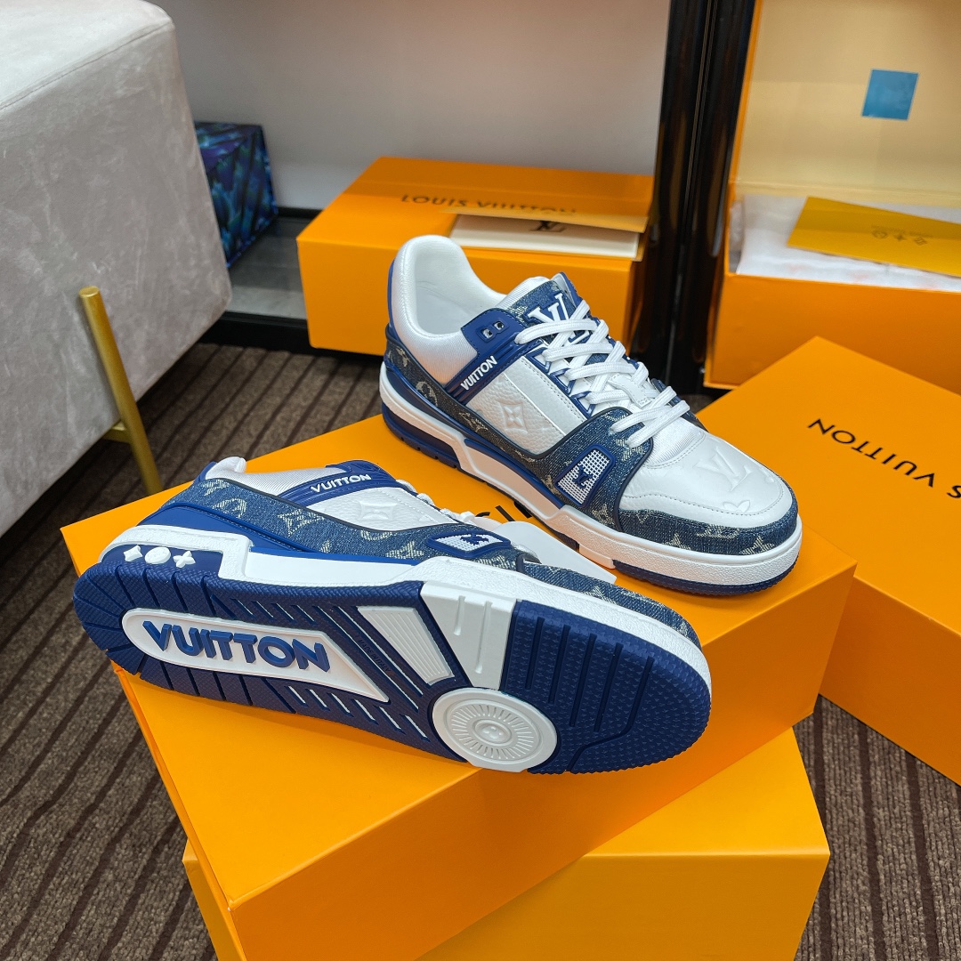 顶级版本290💰男款上线39-44（45.46）

路易威登男装全新配色LV Trainer 运动鞋，新款发布会预定，荔枝纹皮拼蓝水洗牛仔布料，重新演绎经典 LV Trainer 运动鞋。Monogram 牛仔布鞋面搭配小牛皮革饰边，展现高雅艺术和前卫潮流的相遇，在业界具有独树一帜的影响力。

🆚独家定制牛皮1:1
🆚所有切边口都按照原版的步骤加工涂边
🆚独家私模Vuitton 标识，鞋带排
🆚定制丝滑网里
🆚TPU组合成底耐磨防滑防黄
✅原版开模大底也深藏着Monogram 花卉
流程：全电脑针车拉线。鞋头，后套，冷热加工定型。全套拉帮套楦。