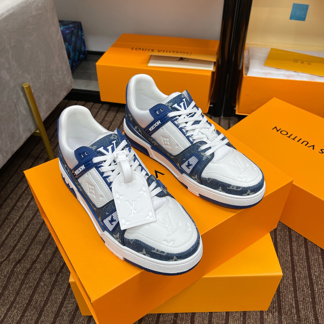 顶级版本290💰男款上线39-44（45.46）

路易威登男装全新配色LV Trainer 运动鞋，新款发布会预定，荔枝纹皮拼蓝水洗牛仔布料，重新演绎经典 LV Trainer 运动鞋。Monogram 牛仔布鞋面搭配小牛皮革饰边，展现高雅艺术和前卫潮流的相遇，在业界具有独树一帜的影响力。

🆚独家定制牛皮1:1
🆚所有切边口都按照原版的步骤加工涂边
🆚独家私模Vuitton 标识，鞋带排
🆚定制丝滑网里
🆚TPU组合成底耐磨防滑防黄
✅原版开模大底也深藏着Monogram 花卉
流程：全电脑针车拉线。鞋头，后套，冷热加工定型。全套拉帮套楦。