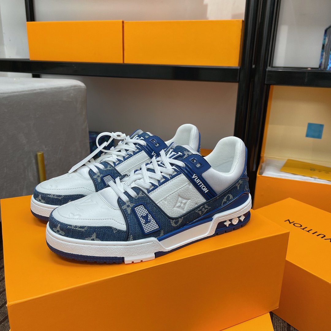 顶级版本290💰男款上线39-44（45.46）

路易威登男装全新配色LV Trainer 运动鞋，新款发布会预定，荔枝纹皮拼蓝水洗牛仔布料，重新演绎经典 LV Trainer 运动鞋。Monogram 牛仔布鞋面搭配小牛皮革饰边，展现高雅艺术和前卫潮流的相遇，在业界具有独树一帜的影响力。

🆚独家定制牛皮1:1
🆚所有切边口都按照原版的步骤加工涂边
🆚独家私模Vuitton 标识，鞋带排
🆚定制丝滑网里
🆚TPU组合成底耐磨防滑防黄
✅原版开模大底也深藏着Monogram 花卉
流程：全电脑针车拉线。鞋头，后套，冷热加工定型。全套拉帮套楦。