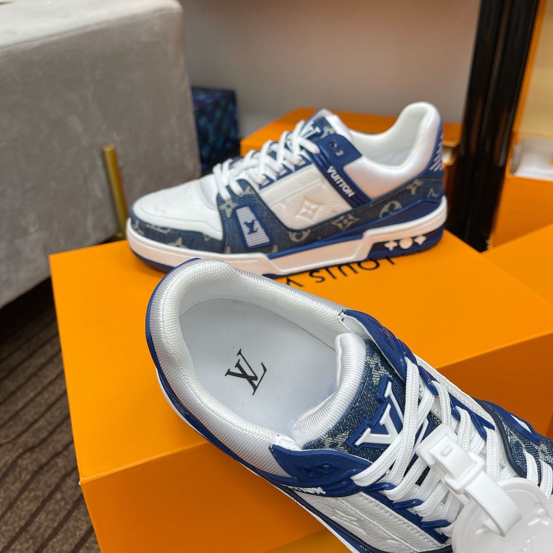 顶级版本290💰男款上线39-44（45.46）

路易威登男装全新配色LV Trainer 运动鞋，新款发布会预定，荔枝纹皮拼蓝水洗牛仔布料，重新演绎经典 LV Trainer 运动鞋。Monogram 牛仔布鞋面搭配小牛皮革饰边，展现高雅艺术和前卫潮流的相遇，在业界具有独树一帜的影响力。

🆚独家定制牛皮1:1
🆚所有切边口都按照原版的步骤加工涂边
🆚独家私模Vuitton 标识，鞋带排
🆚定制丝滑网里
🆚TPU组合成底耐磨防滑防黄
✅原版开模大底也深藏着Monogram 花卉
流程：全电脑针车拉线。鞋头，后套，冷热加工定型。全套拉帮套楦。