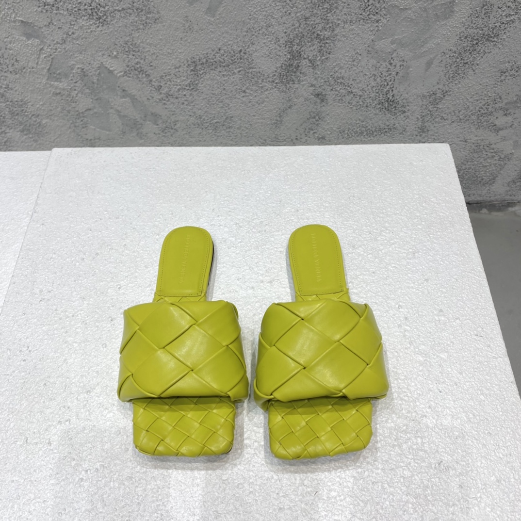Bottega Veneta Intrecciato Sandales plates à talons en cuir d'agneau