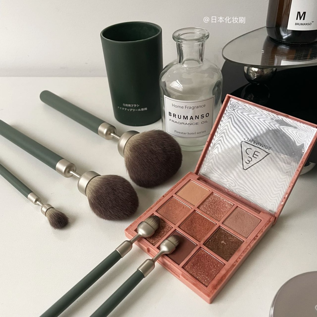 A set of five brushesPowder brush powder blusher brush highlight brush e - BeautyMakeUp