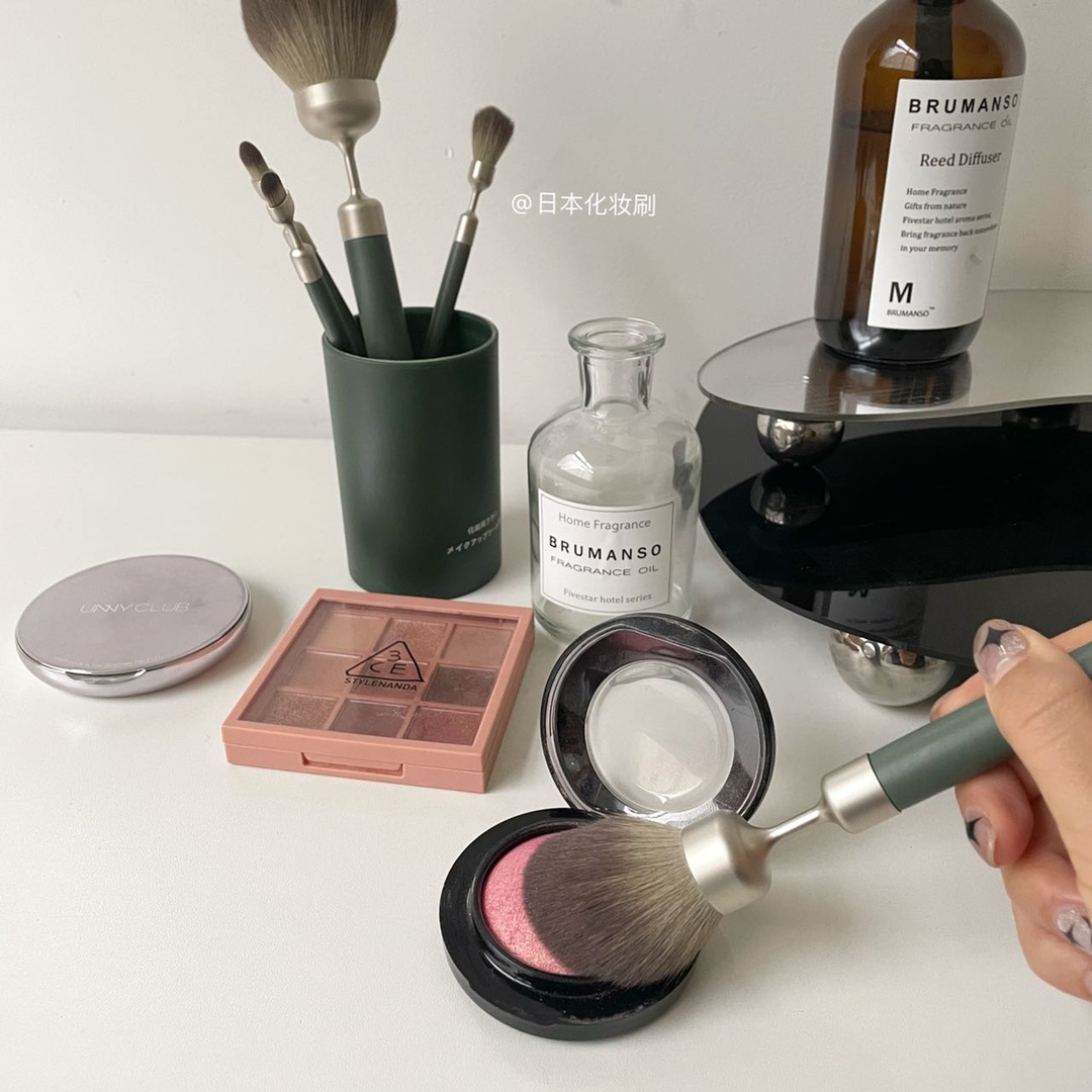 A set of five brushesPowder brush powder blusher brush highlight brush e - BeautyMakeUp 7