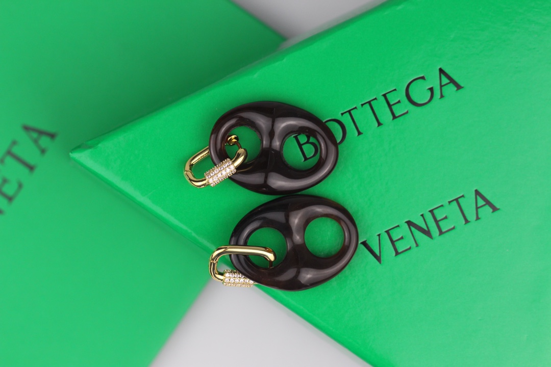 批85
bv 新款耳环  与众不同的设计 个性十足 颠覆你对传统耳环的印象 使其魅力爆灯