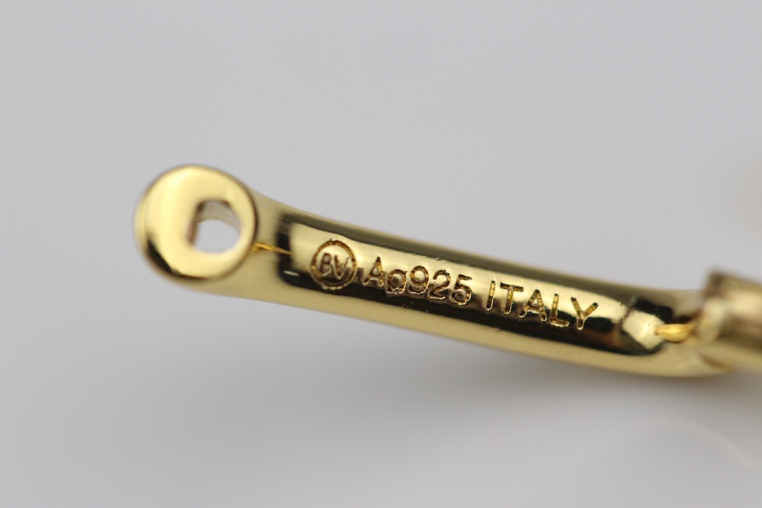 批85
bv 新款耳环  与众不同的设计 个性十足 颠覆你对传统耳环的印象 使其魅力爆灯